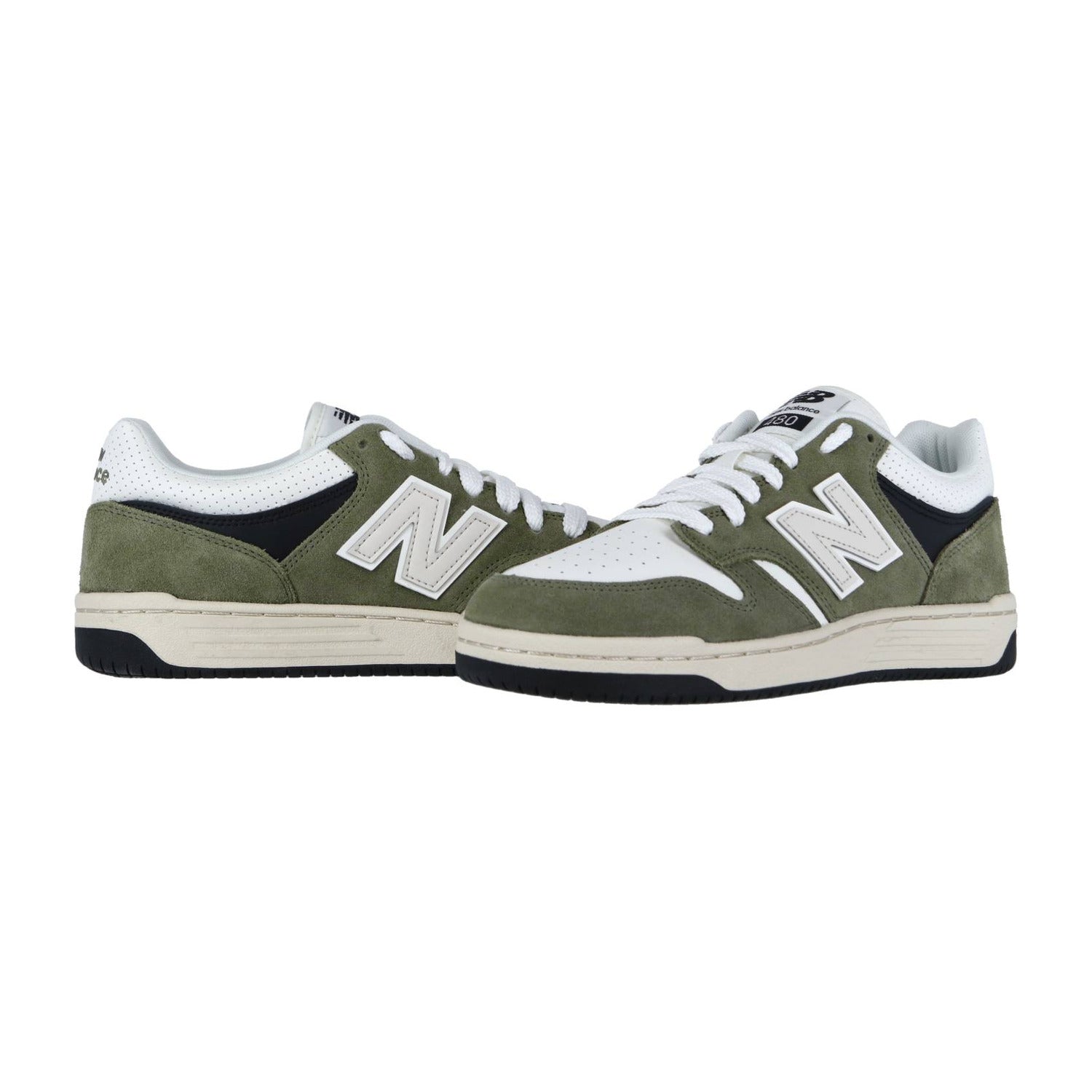 Ein Paar New Balance BB480PV1 Sneakers aus olivgrünem Wildleder und weißem Leder mit schwarzen Akzenten, weißer Sohle und dem charakteristischen N-Logo an den Seiten, das vor einem schlichten weißen Hintergrund steht.