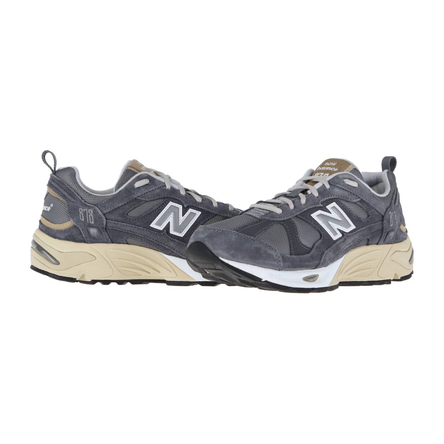 Ein Paar New Balance CM878V1 Sneakers aus grauem Wildleder und Mesh mit weißen Akzenten, beiger Zwischensohle, ABZORB-Dämpfung und Gummilaufsohle. Ein Schuh ist von der Seite gezeigt, der andere in einem Winkel für einen echten Retro-Look.