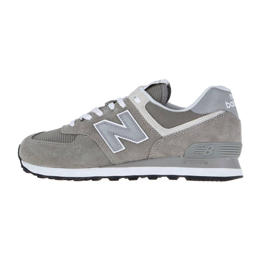 Der New Balance ML574V3 Retro-Sneaker in Grau, mit weißem "N"-Logo, weißen Schnürsenkeln und einer schwarz-weißen Sohle mit ENCAP-Technologie, ist von der Seite auf weißem Hintergrund zu sehen.