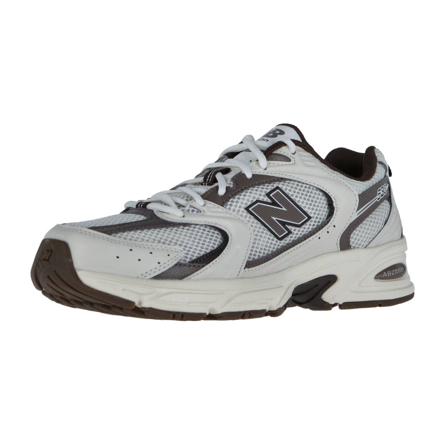 Der New Balance MR530 ist ein weiß-grauer Sneaker mit schwarzen Akzenten, Mesh-Einsätzen, einem auffälligen N-Logo, weißen Schnürsenkeln, einer dicken braunen Gummisohle und ABZORB-Dämpfung für verbesserten Komfort.
