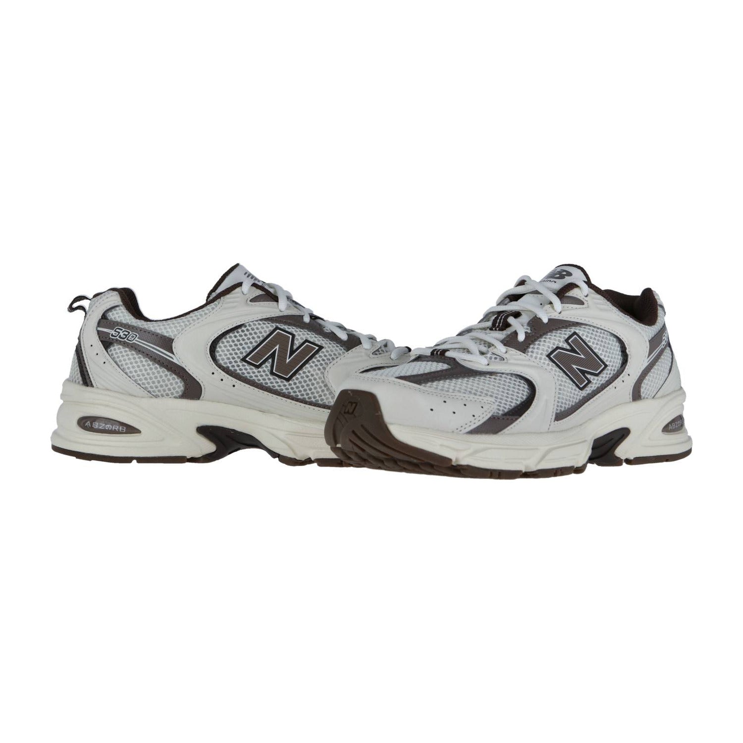 Ein Paar New Balance MR530 Turnschuhe in Weiß und Grau mit schwarzen Details und ABZORB Dämpfung sind nebeneinander auf einem weißen Hintergrund abgebildet.