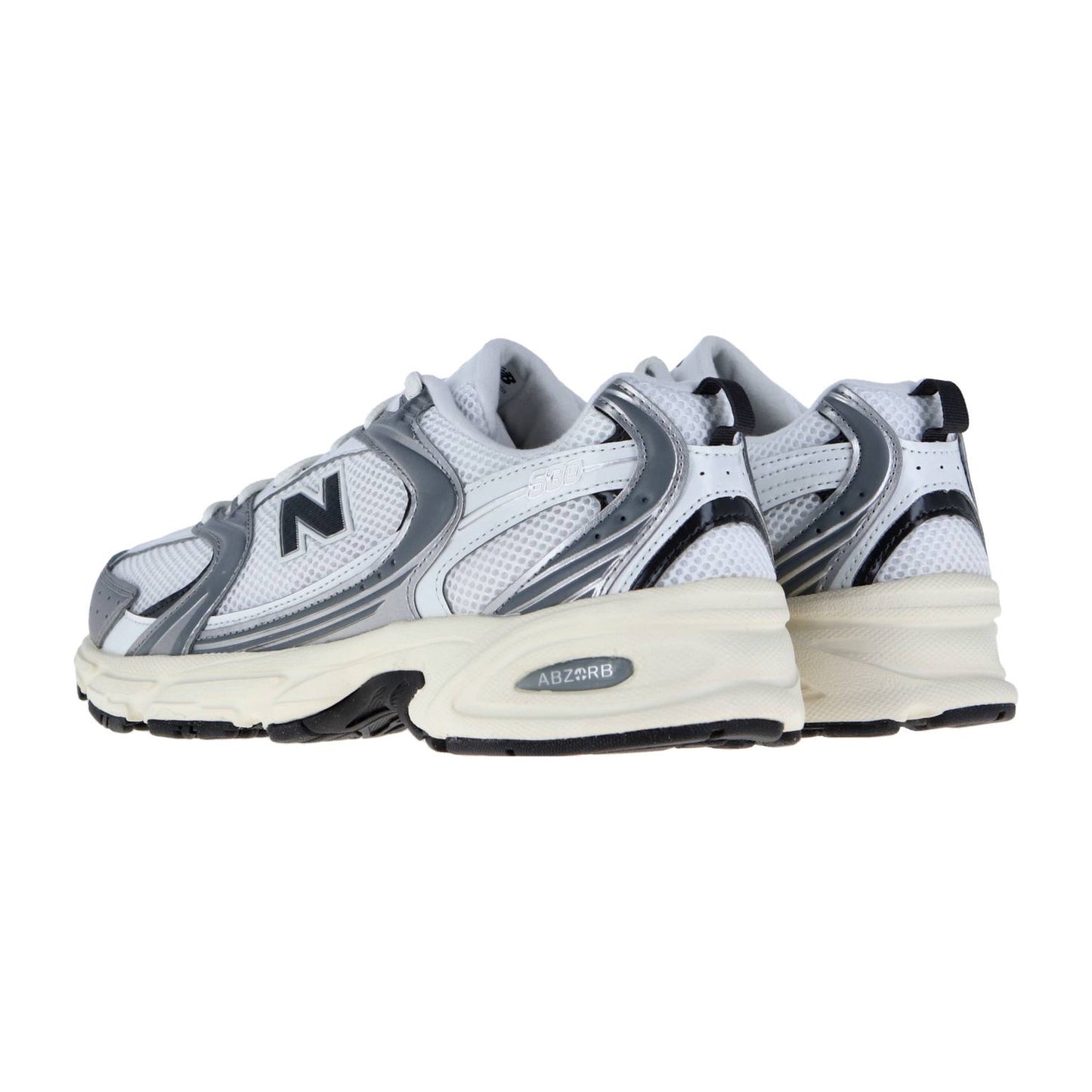 Die New Balance U530V1 Retro-Sneaker in Weiß, Grau und Schwarz haben ein Obermaterial aus Mesh, eine klobige Sohle, das charakteristische N-Logo und ABZORB-Dämpfung für Komfort.