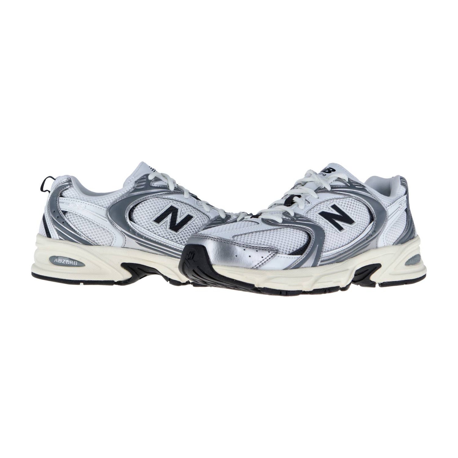 New Balance U530V1 Retro-Sneaker in Silber und Weiß mit schwarzen Akzenten und N-Logos an den Seiten, nebeneinander auf weißem Hintergrund abgebildet.