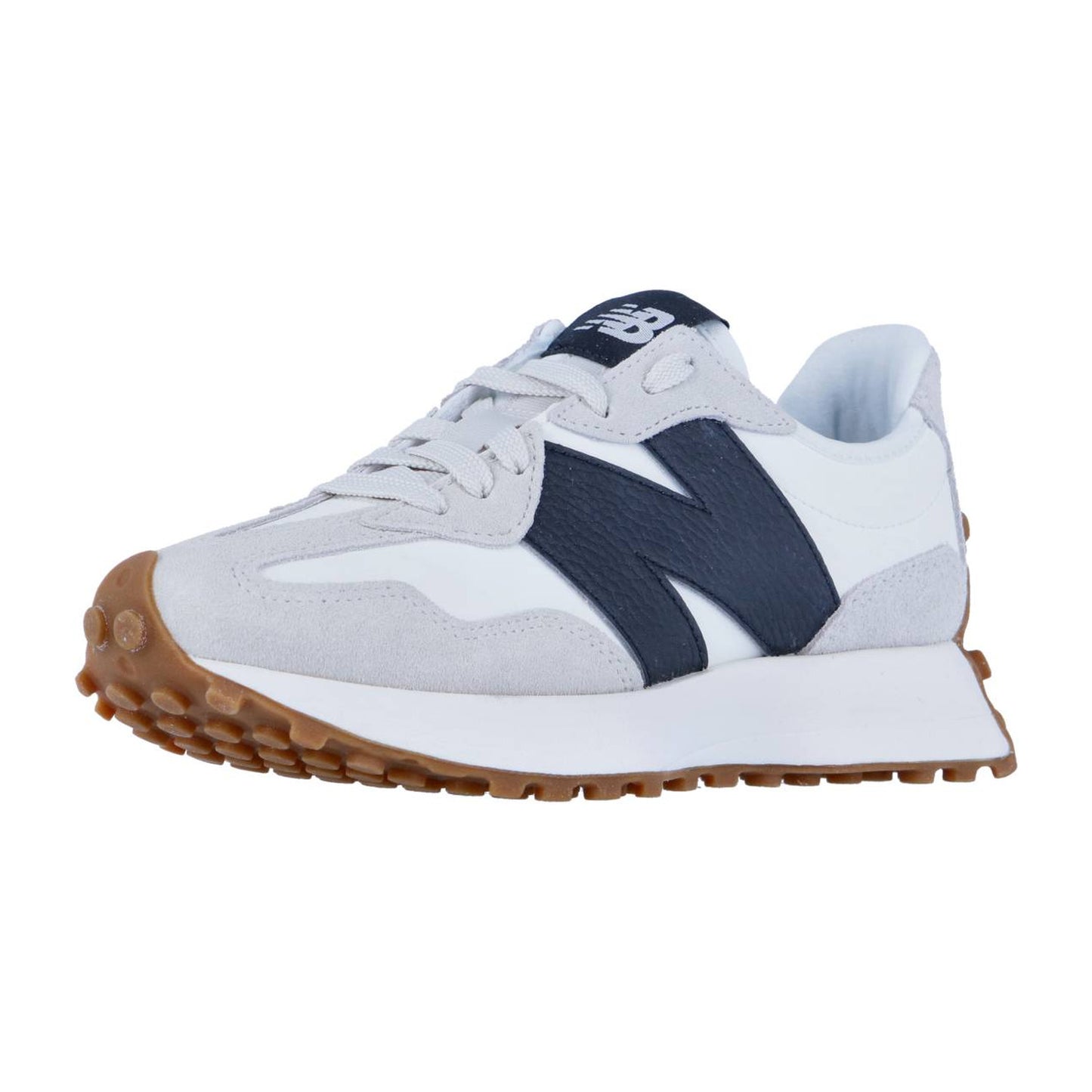 Ein weißer und hellgrauer New Balance WS327V1-Sneaker mit einem großen marineblauen N-Logo, brauner Gummisohle und weißen Schnürsenkeln, dargestellt von der Vorderseite im klassischen Retro-Stil.