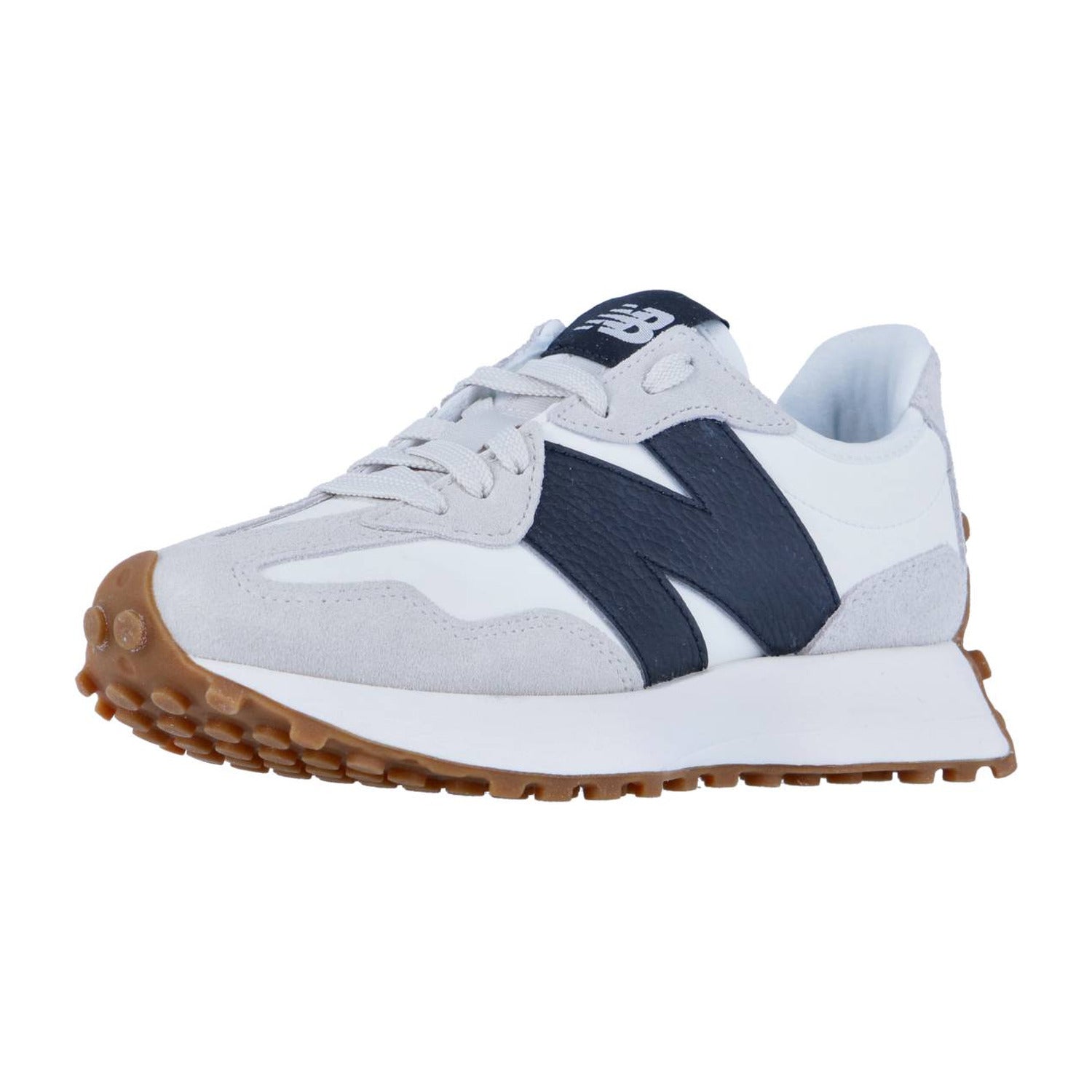 Ein weißer und hellgrauer New Balance WS327V1-Sneaker mit einem großen marineblauen N-Logo, brauner Gummisohle und weißen Schnürsenkeln, dargestellt von der Vorderseite im klassischen Retro-Stil.