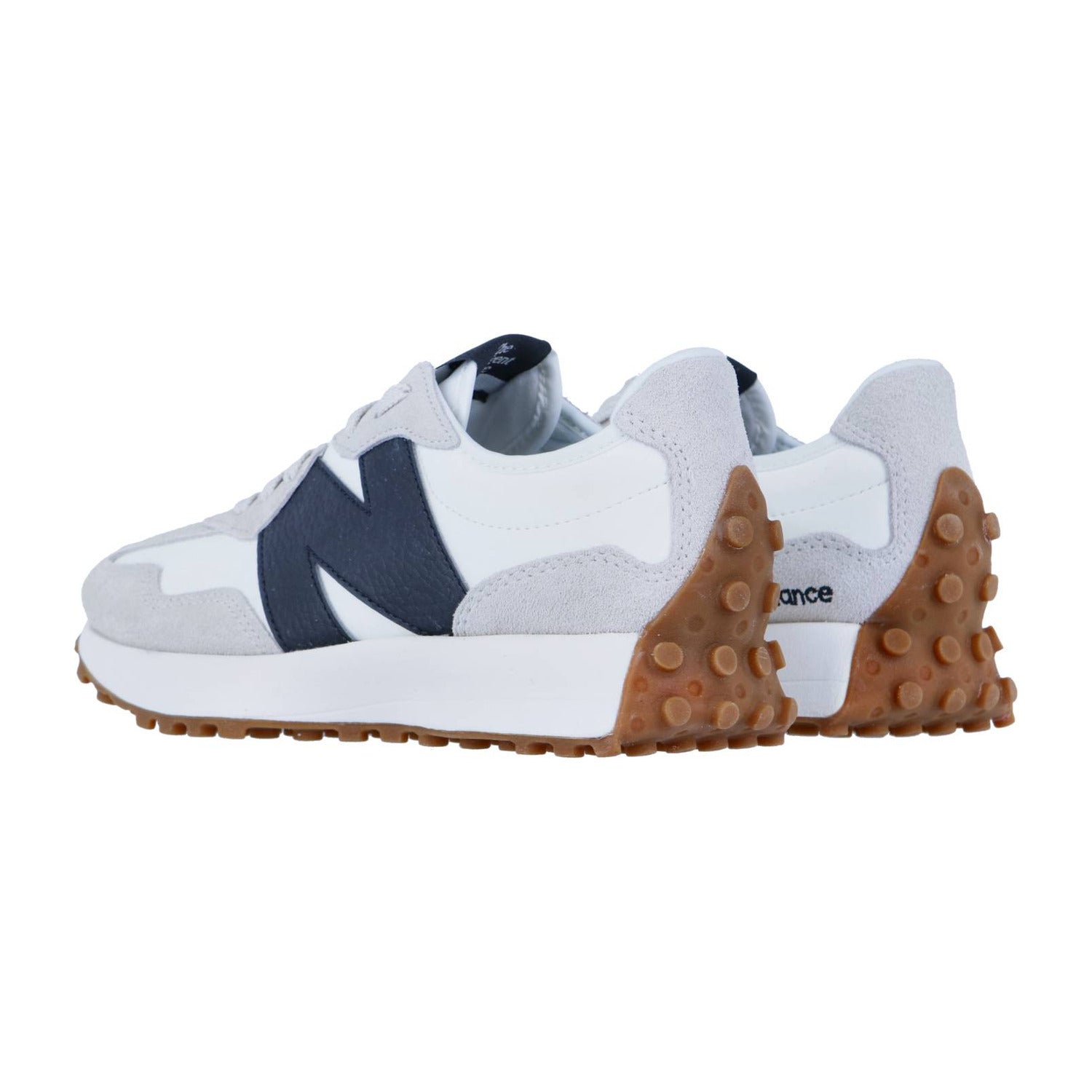 Die New Balance WS327V1 Sneakers für Frauen haben ein weißes und graues Design, marineblaue N-Logos, hellbraune Gummisohlen und strukturierte Gummifersengriffe, die von der Rückseite aus gesehen einen Retro-Look vermitteln.