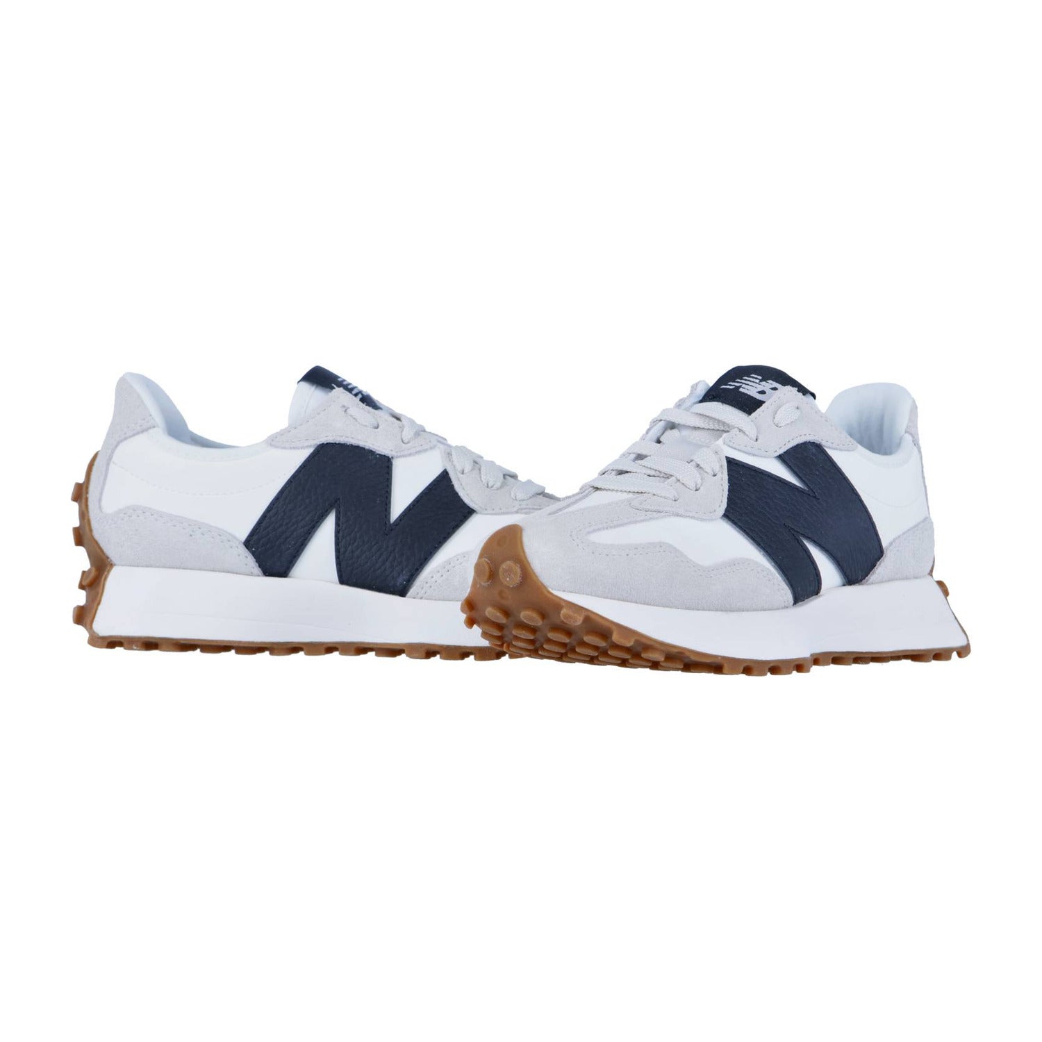 Die New Balance WS327V1 Sneakers für Damen sind in Weiß und Hellgrau gehalten, haben ein auffälliges schwarzes N-Logo und eine braune Gummisohle und bieten einen klassischen Retro-Stil.