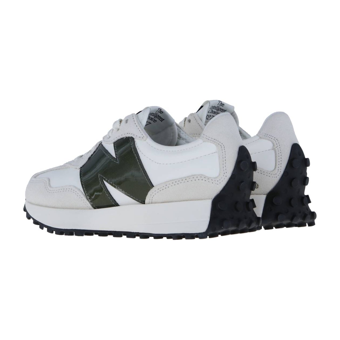Ein Paar New Balance WS327V1-Sneaker in Weiß und Hellgrau mit dunkelgrünem "N"-Logo, Sea Salt Moonbeam Gum-Akzenten und schwarzer Gummisohle sind nebeneinander abgebildet (von links).