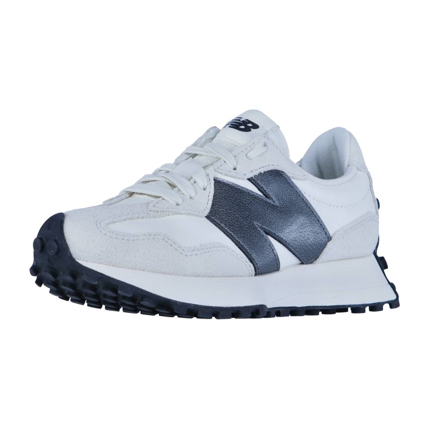 Der New Balance WS327V1 Damen Sneaker hat ein weißes Obermaterial aus Wildleder und Mesh mit schwarzen Akzenten, ein auffälliges dunkles "N" an der Seite und eine dicke, profilierte schwarze Sohle für den Vintage-Retro-Style.