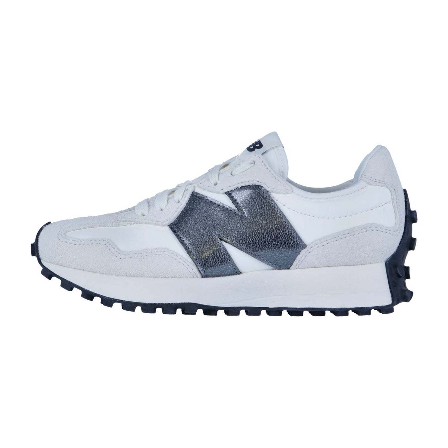 Der New Balance WS327V1 Sneaker für Damen hat ein weißes Obermaterial mit grauen Wildleder- und Lederakzenten, ein auffälliges dunkelgraues "N" an der Seite und eine schwarze geriffelte Sohle für einen stylischen Retro-Look.