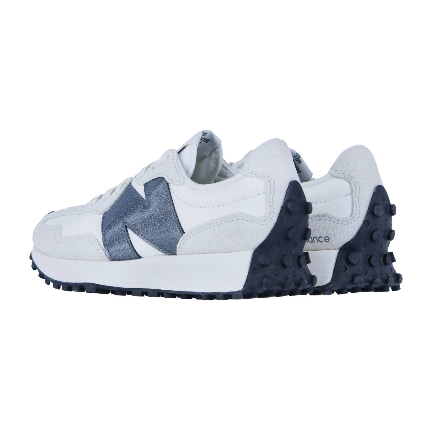 Die New Balance WS327V1 Sneakers haben ein weißes und graues Design, dunkelblaue Sohlen und ein großes blaues N-Logo an den Seiten, das von hinten schräg zu sehen ist.