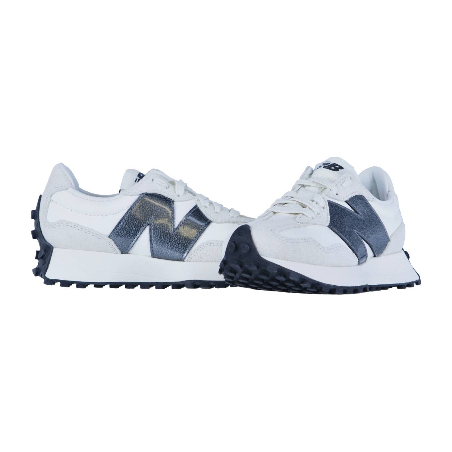 Ein Paar New Balance WS327V1 Damen-Sneaker in Weiß und Grau mit schwarzer Sohle und einem auffälligen N-Logo an den Seiten, das auf einem schlichten weißen Hintergrund gezeigt wird. Dieses retro-inspirierte Design verbindet zeitlosen Stil mit modernem Komfort.