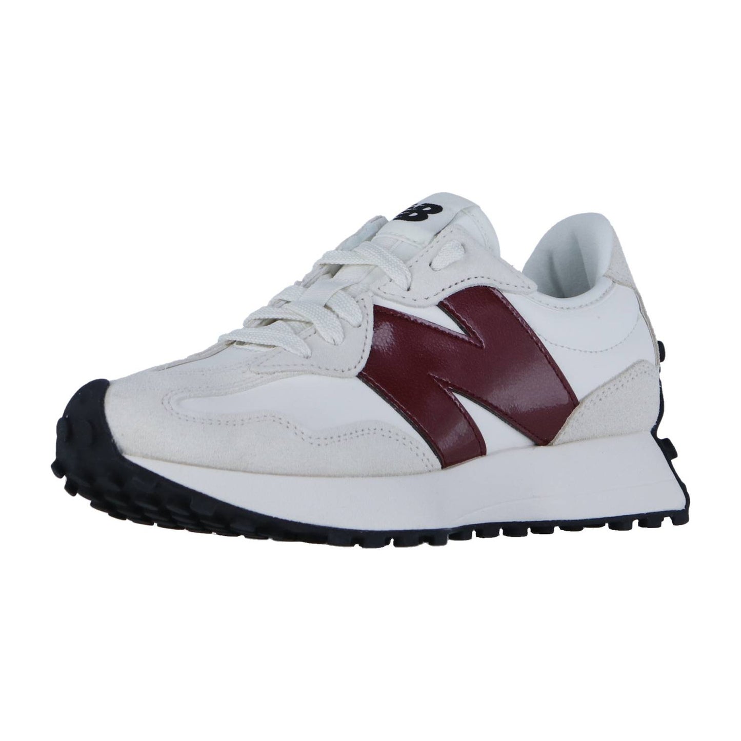 Der New Balance WS327V1 ist ein weißer Damen-Sneaker mit einer dicken schwarzen Sohle und einem auffälligen dunkelroten "N"-Logo an der Seite, das einen klassischen Retro-Look bietet.