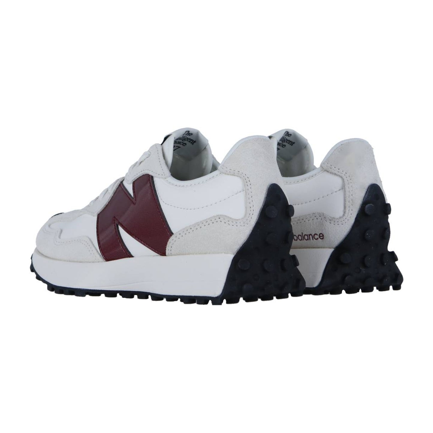 Ein Paar New Balance WS327V1 Turnschuhe in Weiß und Beige mit burgunderroten N-Logos und schwarzen Noppen-Gummisohlen, dargestellt aus einer schrägen Seitenansicht von hinten.