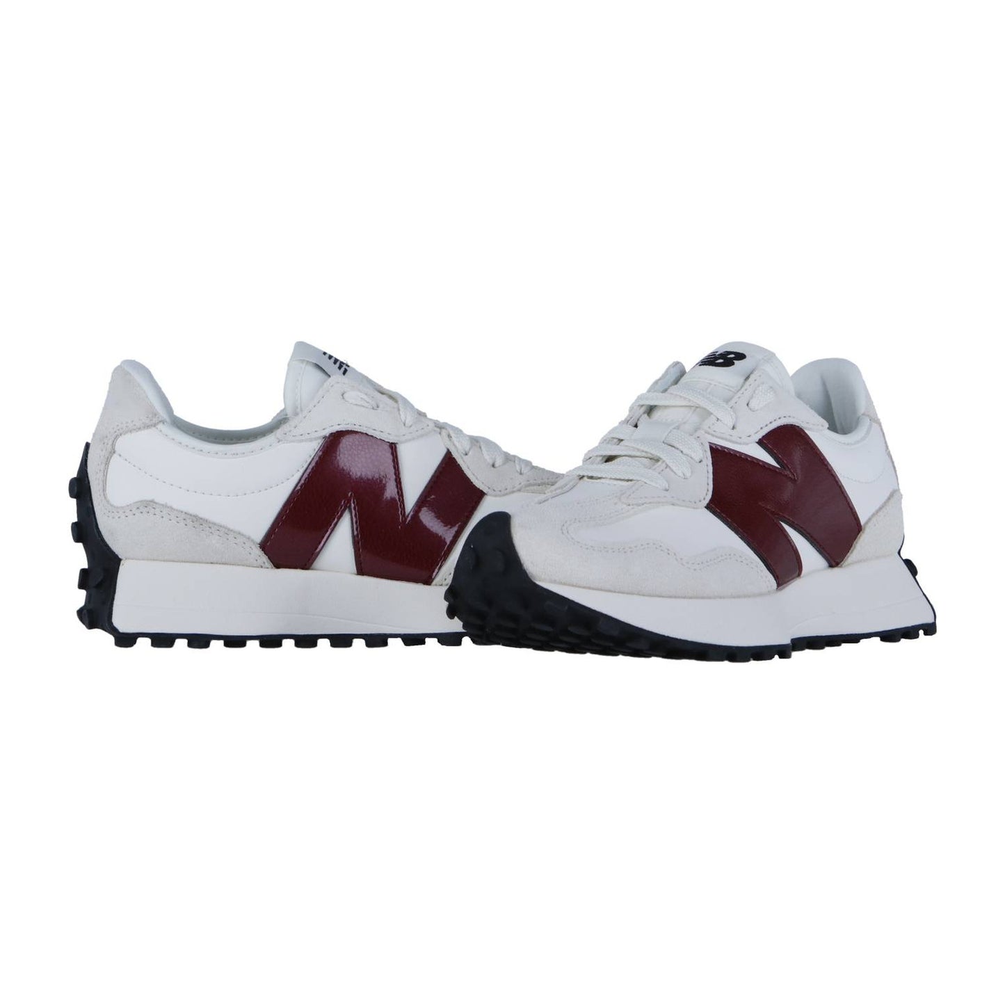 Die New Balance WS327V1 Sneakers für Damen bieten ein Retro-Design mit weißem Obermaterial, auffälligen kastanienbraunen N-Logos, schwarzen Sohlen und weißen Schnürsenkeln - ideal, um jedes Freizeitoutfit zu vervollständigen.