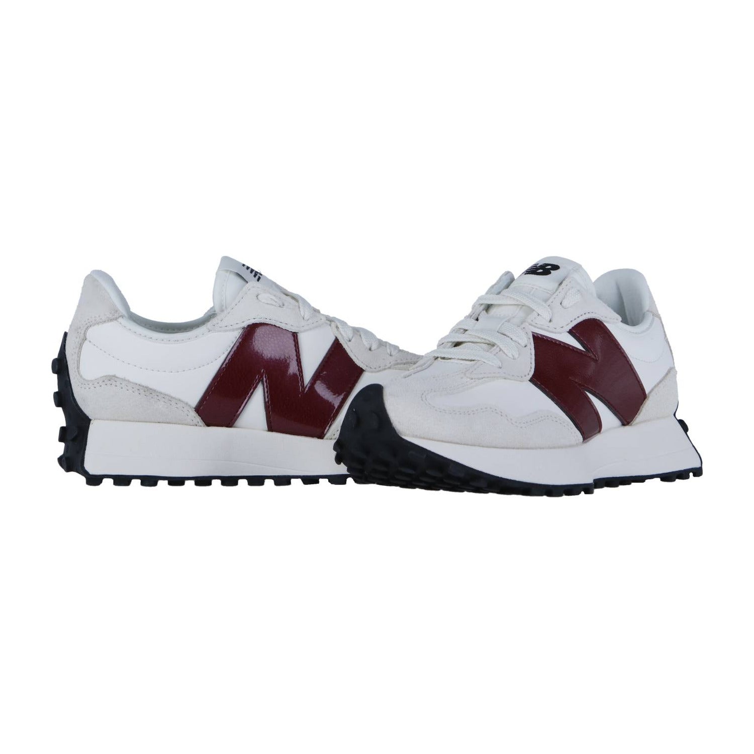 Die New Balance WS327V1 Sneakers für Damen bieten ein Retro-Design mit weißem Obermaterial, auffälligen kastanienbraunen N-Logos, schwarzen Sohlen und weißen Schnürsenkeln - ideal, um jedes Freizeitoutfit zu vervollständigen.