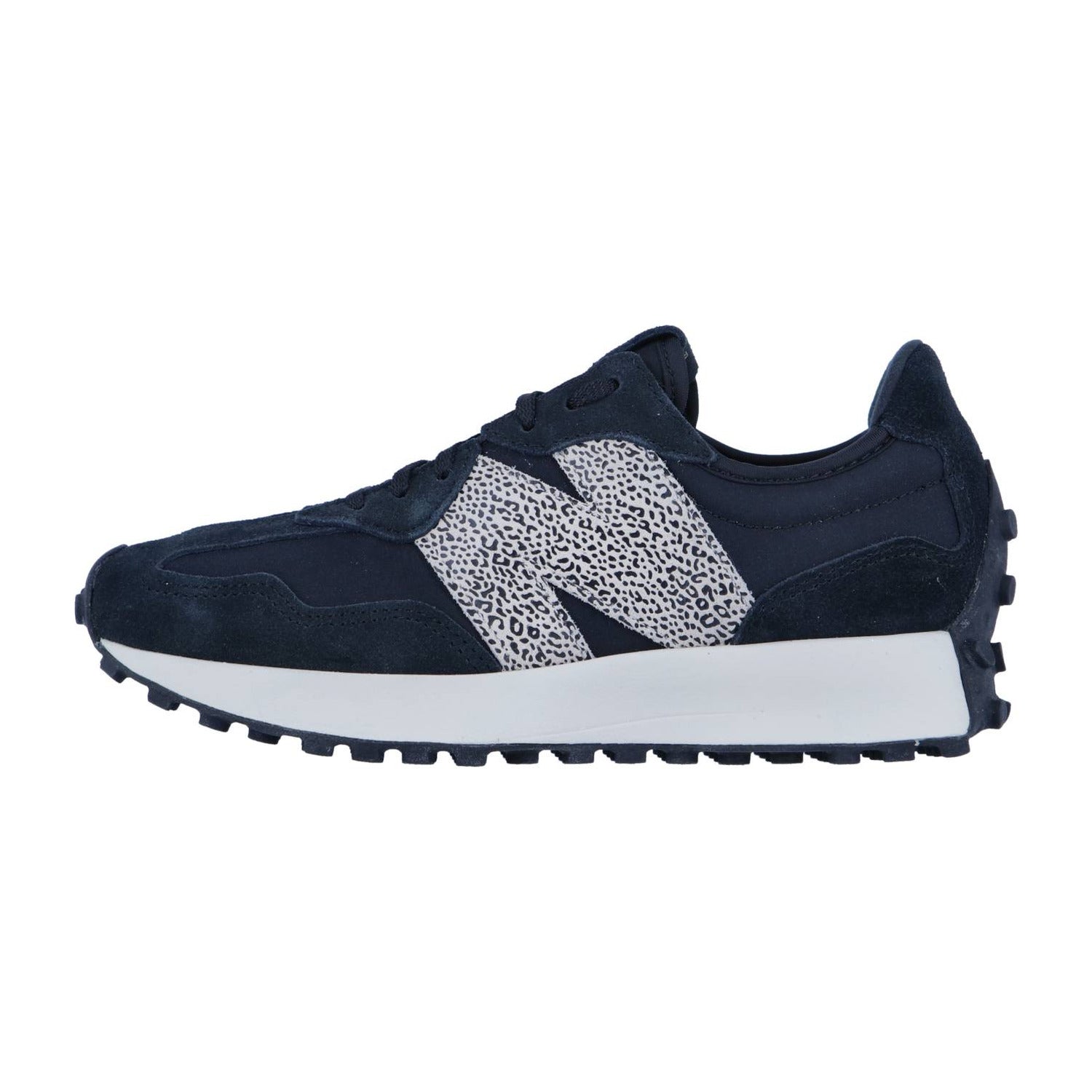 Der New Balance WS327V1 ist ein marineblauer Damen-Sneaker mit weißer Sohle, einem auffälligen weißen N-Logo mit schwarzen Sprenkeln, einer robusten Außensohle und tonalen marineblauen Schnürsenkeln für einen klassischen Retro-Look.