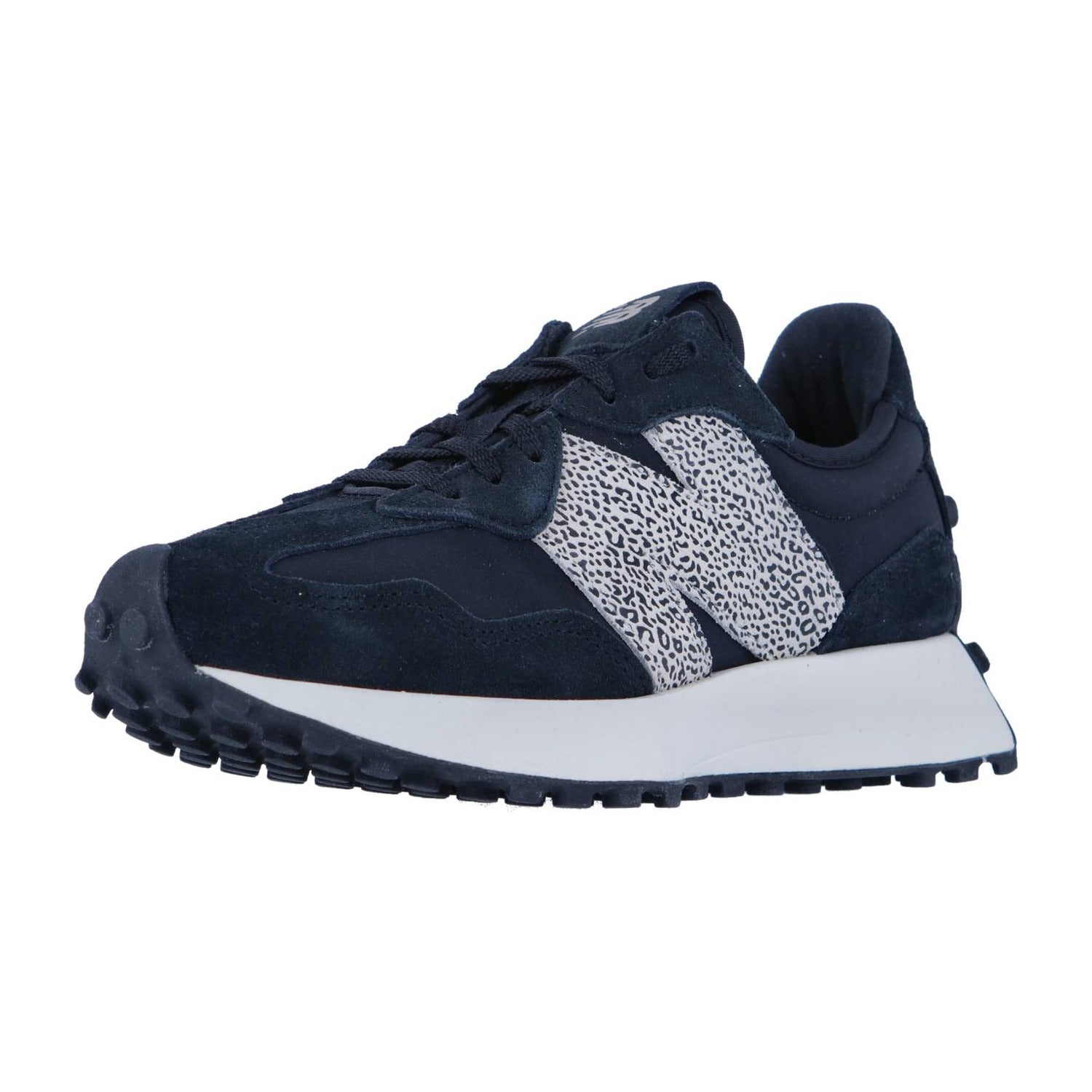 Der New Balance WS327V1 ist ein marineblauer Retro-Sneaker mit weißer Sohle, dunkelblauen Schnürsenkeln und gemusterten weiß/schwarzen Seitenstreifen. Er ist aus Wildleder und Mesh gefertigt und verfügt über ein strukturiertes Design, das vom klassischen New Balance-Stil inspiriert ist.