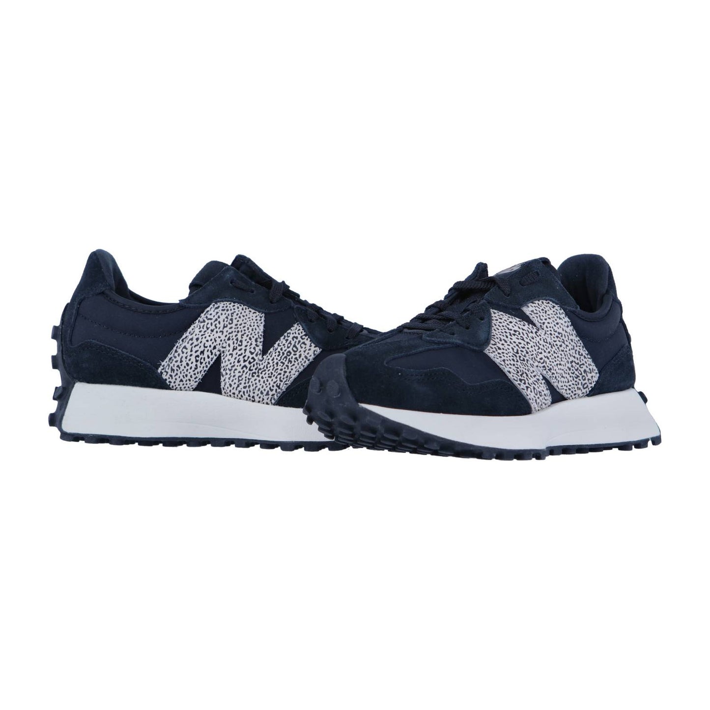 Ein Paar New Balance WS327V1-Sneaker in Marineblau mit klobigen weißen Sohlen und großen N-Logos an den Seiten stehen sich auf einem einfarbig weißen Hintergrund gegenüber.