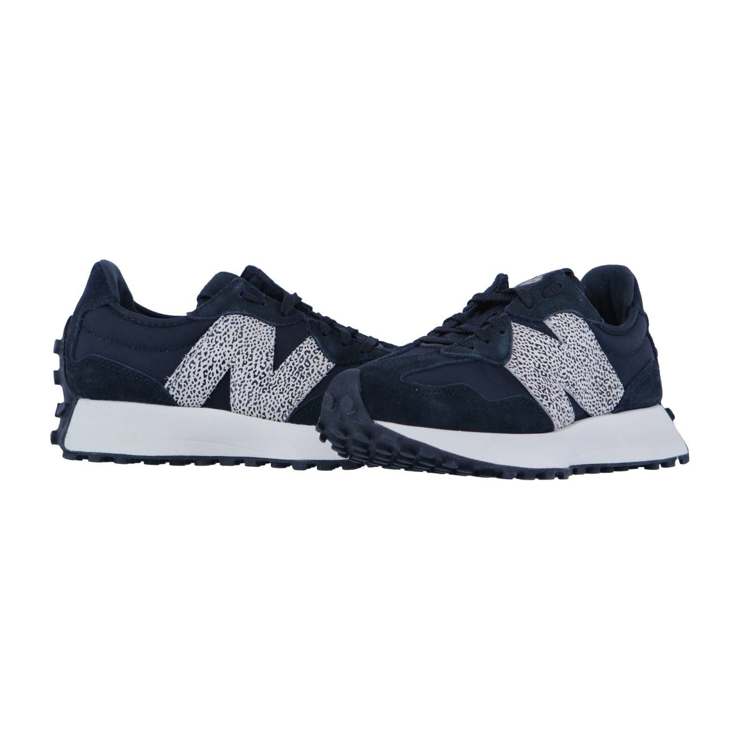 Ein Paar New Balance WS327V1-Sneaker in Marineblau mit klobigen weißen Sohlen und großen N-Logos an den Seiten stehen sich auf einem einfarbig weißen Hintergrund gegenüber.