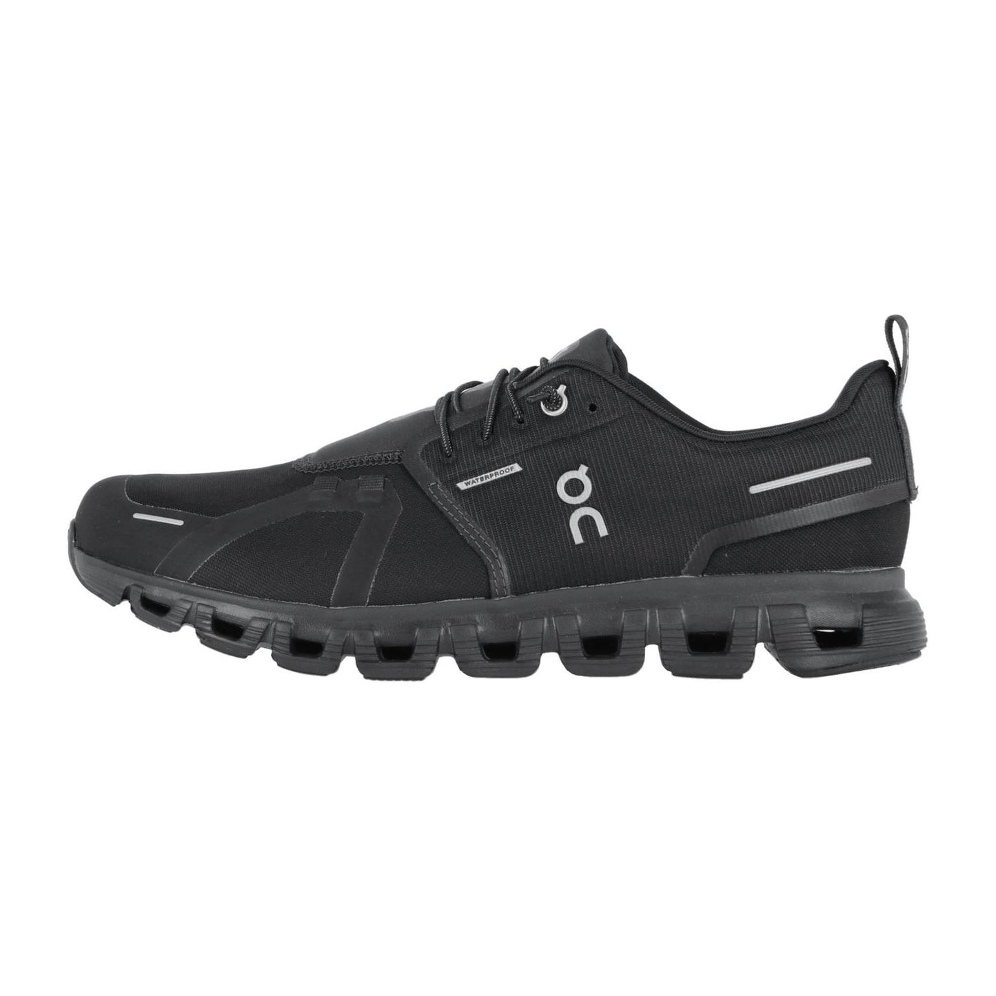 Der On CLOUD 6 WP ist ein schwarzer, sportlicher Laufschuh mit einer dicken, segmentierten Sohle mit CloudTec Dämpfung, Schnürverschluss, dezenten, reflektierenden Akzenten und dem On-Logo. Teil der wasserdichten Laufschuhe Reihe.