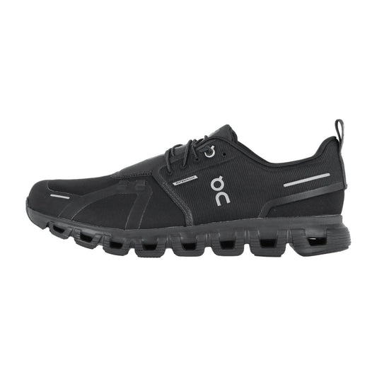 Der On CLOUD 6 WP ist ein schwarzer, sportlicher Laufschuh mit einer dicken, segmentierten Sohle mit CloudTec Dämpfung, Schnürverschluss, dezenten, reflektierenden Akzenten und dem On-Logo. Teil der wasserdichten Laufschuhe Reihe.