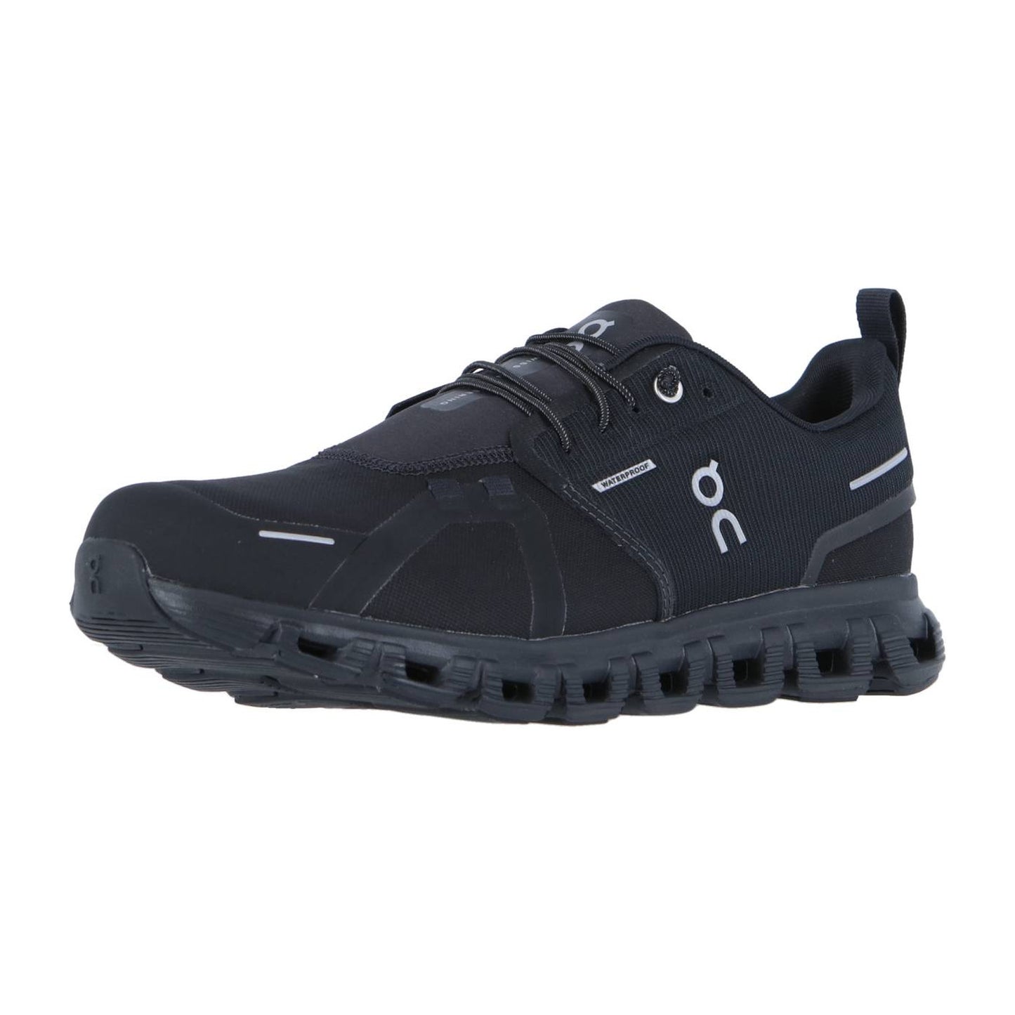 Der On CLOUD 6 WP ist ein schwarzer sportlicher Sneaker mit CloudTec Dämpfung, schwarzen Schnürsenkeln, einer dicken Rillensohle und einem weißen On-Logo, was ihn zu einem idealen wasserdichten Laufschuh für das Laufen oder den Freizeitgebrauch macht.