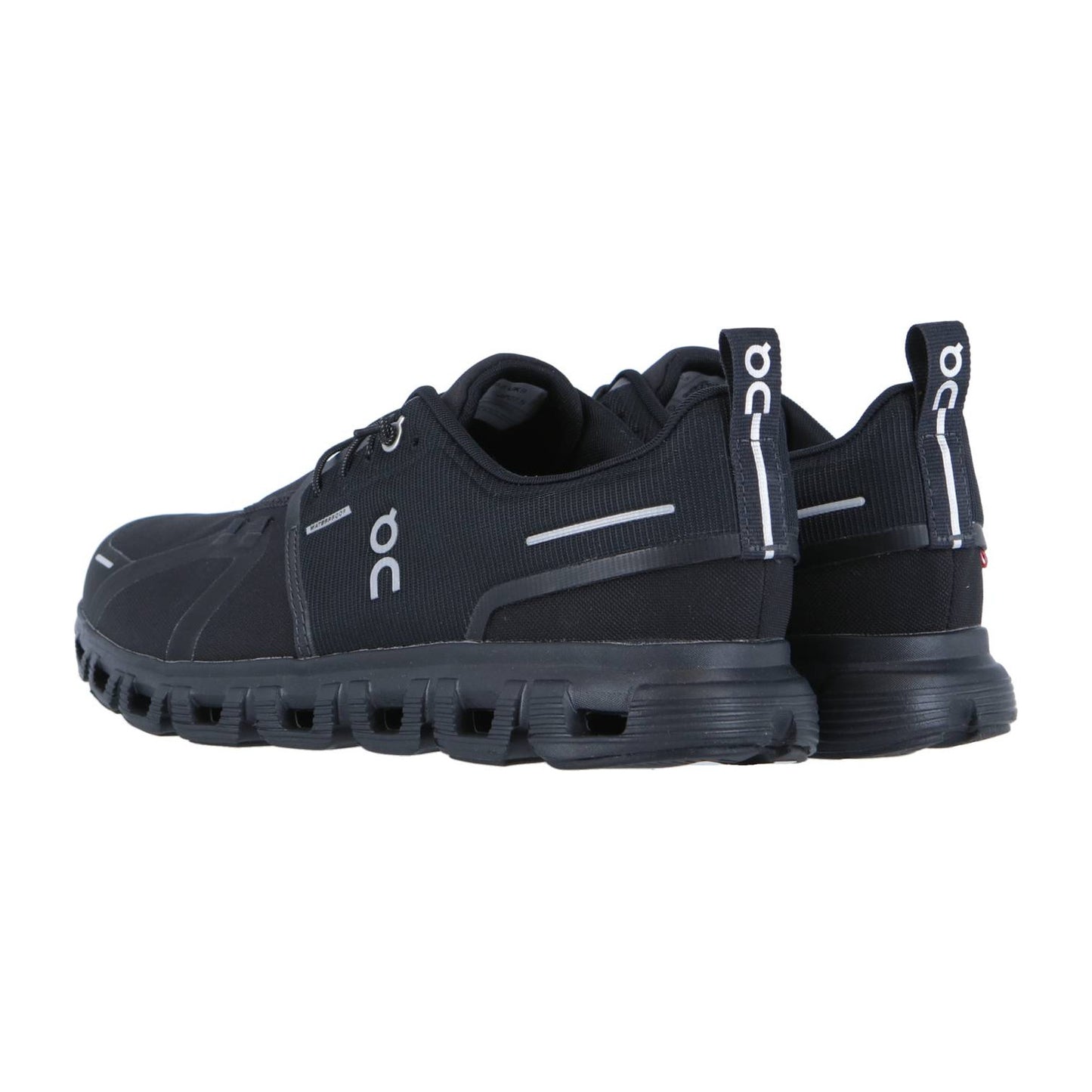 Der On CLOUD 6 WP ist ein Paar schwarzer Laufschuhe mit CloudTec Dämpfung, segmentierter Sohle, reflektierenden Akzenten und dem On-Logo an den Seiten und Fersenlaschen. Diese wasserdichten Laufschuhe sind in einem Winkel abgebildet.