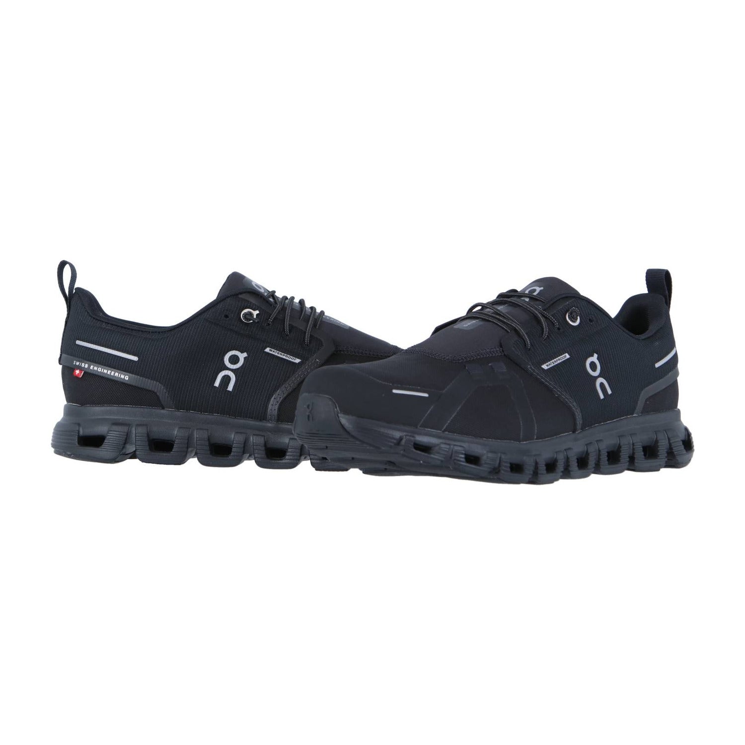 Ein Paar schwarze On CLOUD 6 WP wasserdichte Laufschuhe mit grauer Sohle, reflektierenden Details und CloudTec Dämpfung sind nebeneinander auf einem weißen Hintergrund platziert, mit dem On CLOUD 6 WP Logo an den Seiten.