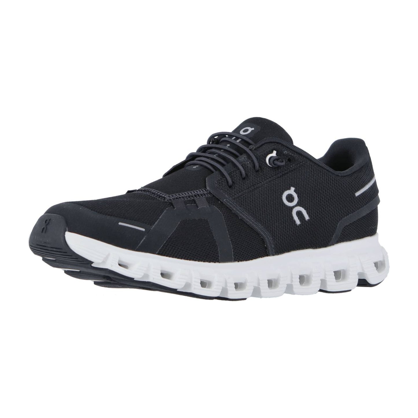 Der On CLOUD 6 ist ein schwarzer, sportlicher Sneaker mit weißen Details, einer einzigartigen weißen, segmentierten Sohle mit CloudTec-Dämpfung und zeigt Schweizer Ingenieurskunst. Das ON-Markenlogo erscheint an der Seite und auf der Zunge.