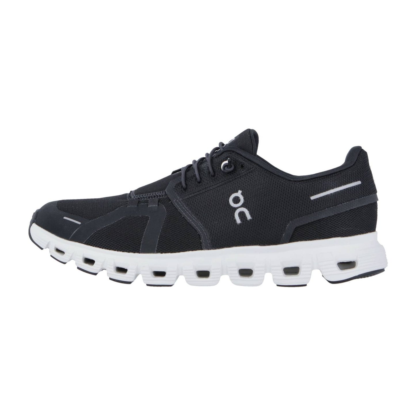 Der On CLOUD 6 ist ein sportlicher Sneaker in Schwarz mit weißer Sohle, Belüftungslöchern, Schweizer Ingenieurskunst, CloudTec-Dämpfung und einem kleinen ON-Logo an der Seite, das im Seitenprofil auf weißem Hintergrund zu sehen ist.