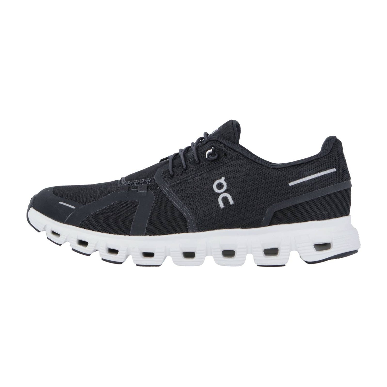 Der On CLOUD 6 ist ein sportlicher Sneaker in Schwarz mit weißer Sohle, Belüftungslöchern, Schweizer Ingenieurskunst, CloudTec-Dämpfung und einem kleinen ON-Logo an der Seite, das im Seitenprofil auf weißem Hintergrund zu sehen ist.