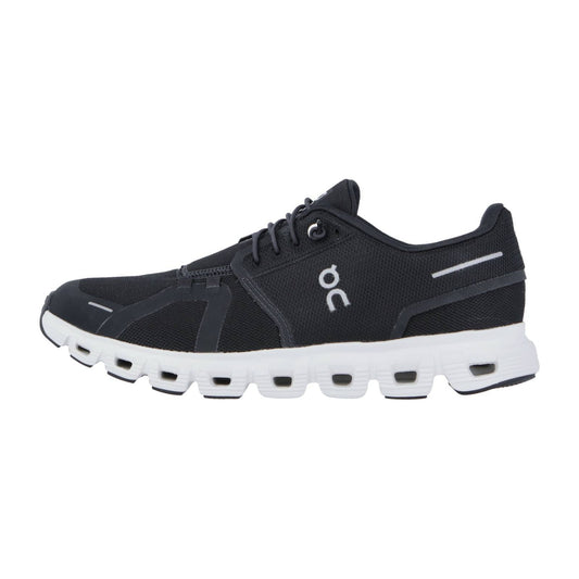 Der On CLOUD 6 ist ein sportlicher Sneaker in Schwarz mit weißer Sohle, Belüftungslöchern, Schweizer Ingenieurskunst, CloudTec-Dämpfung und einem kleinen ON-Logo an der Seite, das im Seitenprofil auf weißem Hintergrund zu sehen ist.