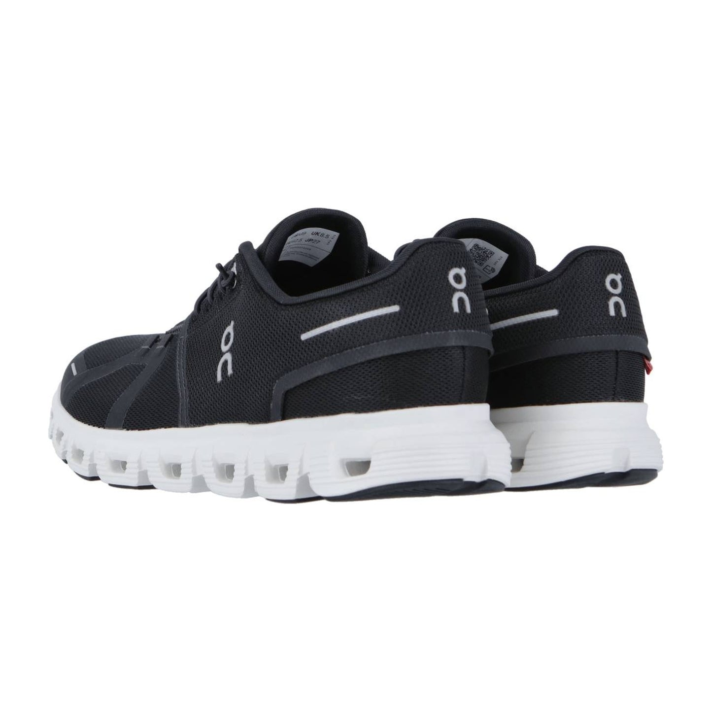 Ein Paar schwarz-weiße On CLOUD 6 Laufschuhe von hinten und von der Seite gesehen. Sie haben ein Obermaterial aus Mesh, weiße Sohlen mit CloudTec-Dämpfung und On-Logos an den Seiten und an der Ferse, die das Schweizer Engineering unterstreichen.