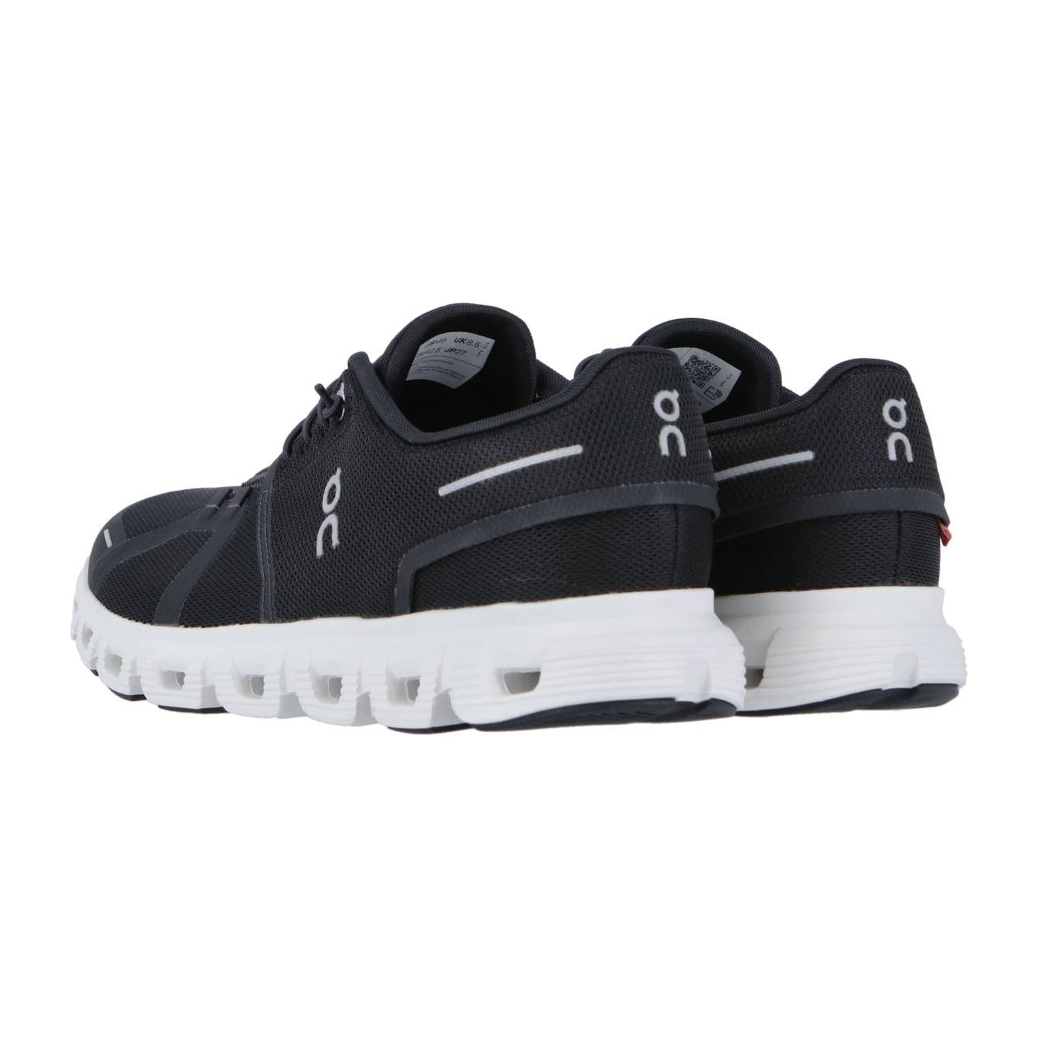 Ein Paar schwarz-weiße On CLOUD 6 Laufschuhe von hinten und von der Seite gesehen. Sie haben ein Obermaterial aus Mesh, weiße Sohlen mit CloudTec-Dämpfung und On-Logos an den Seiten und an der Ferse, die das Schweizer Engineering unterstreichen.