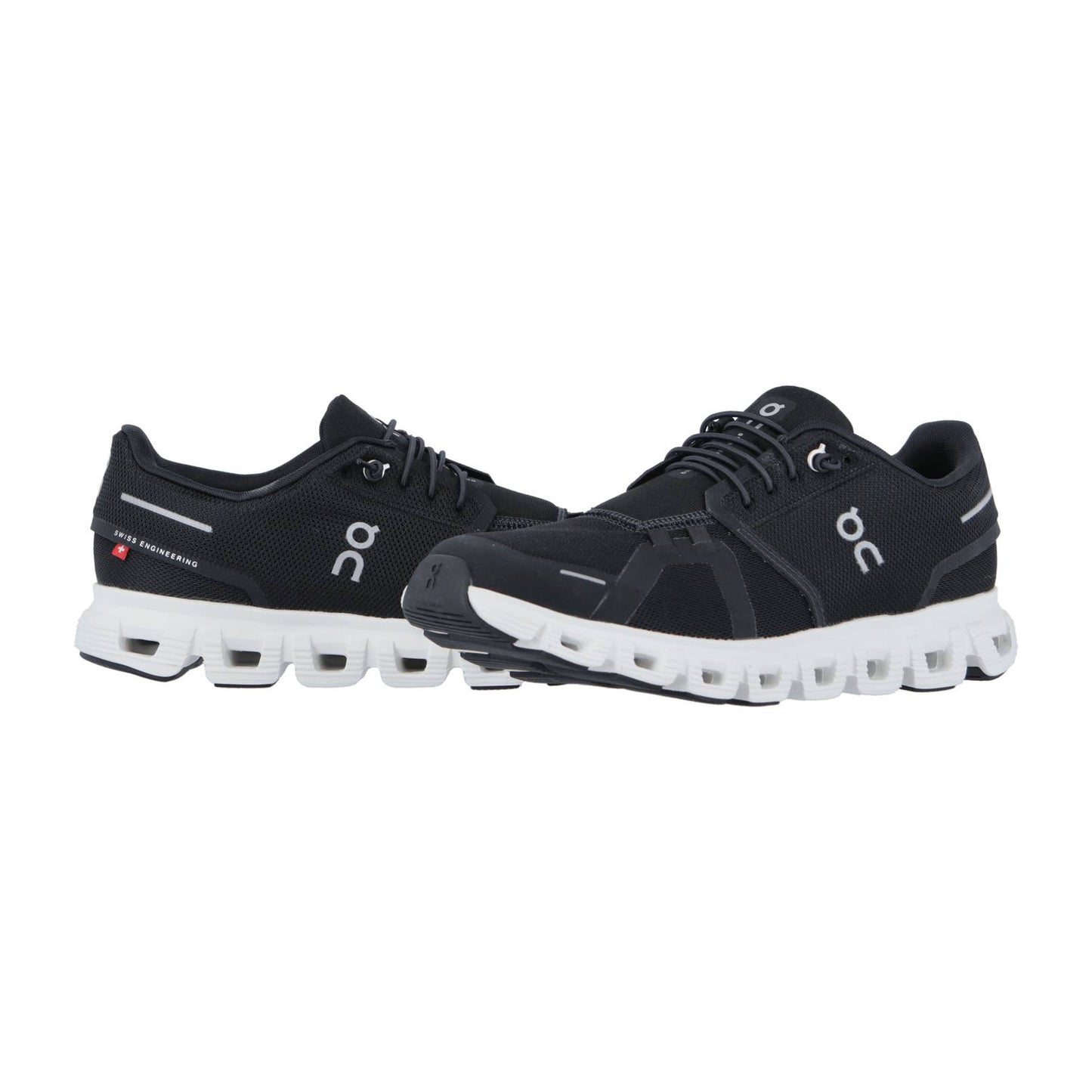 Ein Paar schwarze On CLOUD 6 Laufschuhe mit weißer CloudTec-Sohle und dem On-Logo, das die Schweizer Ingenieurskunst unterstreicht. Ein Schuh steht aufrecht, der andere lehnt sich nach vorne und zeigt das charakteristische segmentierte Sohlendesign.