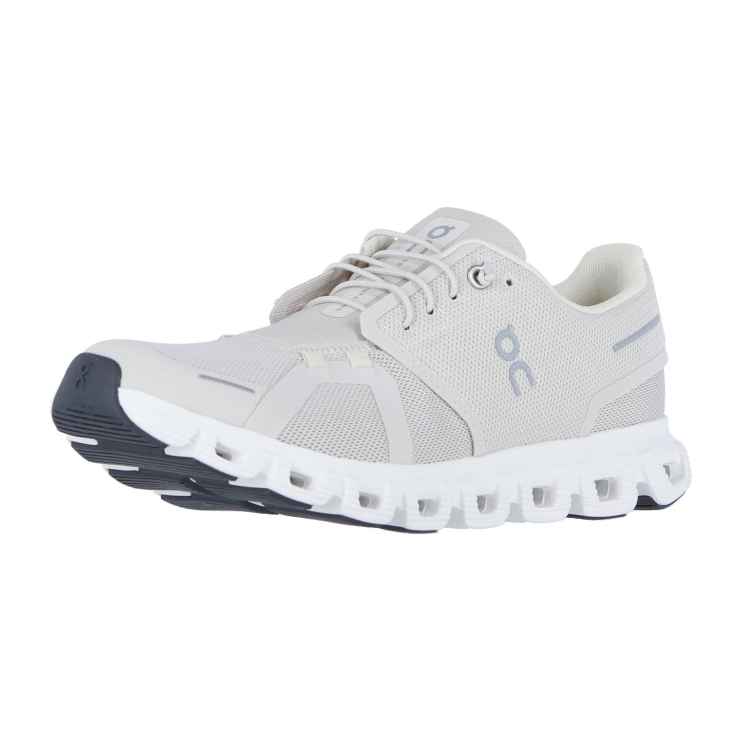 Der On CLOUD 6 ist ein hellbeiger Sportschuh mit CloudTec-Dämpfung, weißem Mesh-Obermaterial, weißen Schnürsenkeln und einer einzigartigen segmentierten weißen Sohle, die Schweizer Ingenieurskunst und fortschrittliche Leistung unterstreicht.