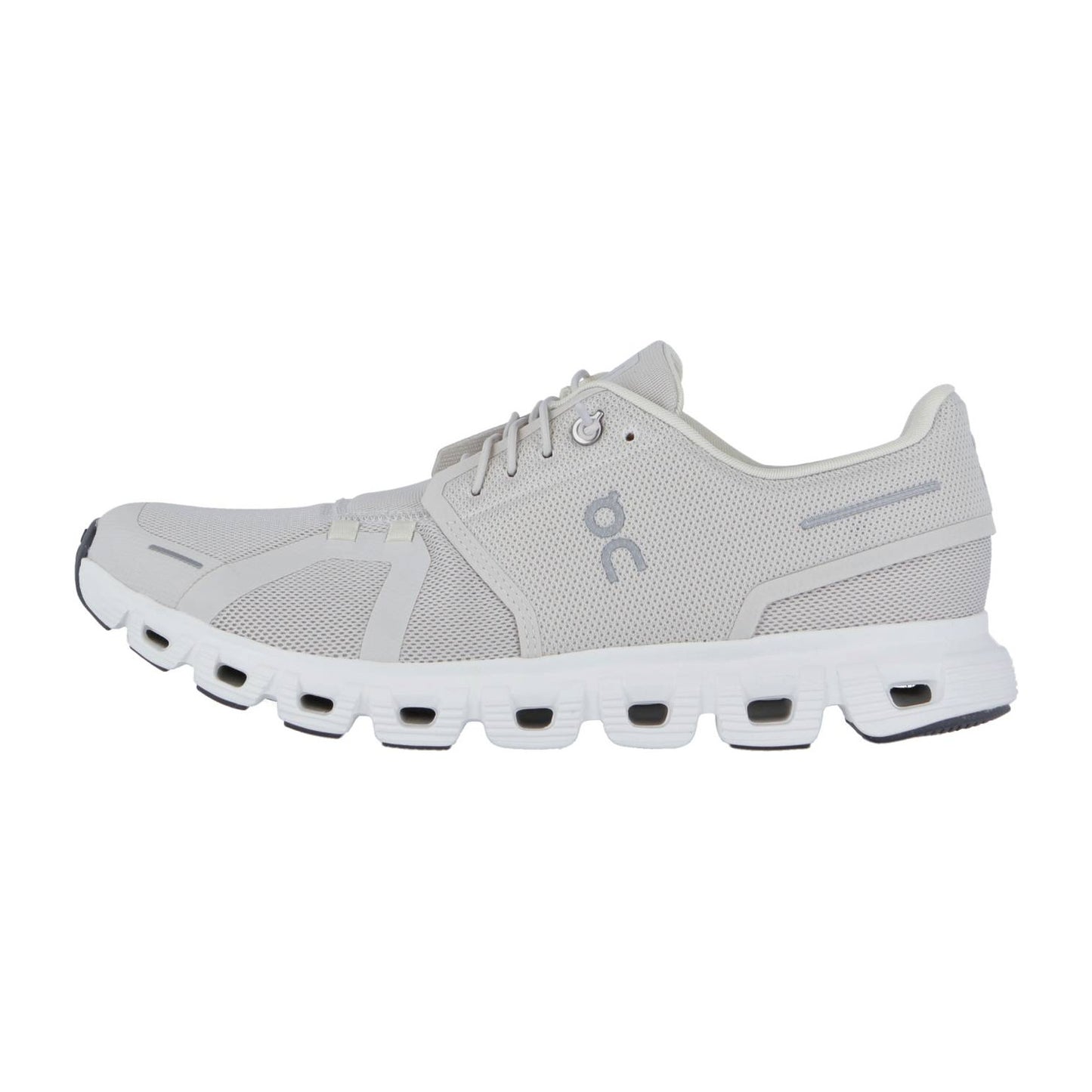 Der On CLOUD 6 ist ein hellgrauer Sportschuh mit CloudTec-Dämpfung, weißer Sohle mit rechteckigen Aussparungen, Obermaterial aus Mesh, seitlichem ON-Logo und klassischem Schnürdesign, der Schweizer Ingenieurskunst in seiner flachen Silhouette präsentiert.