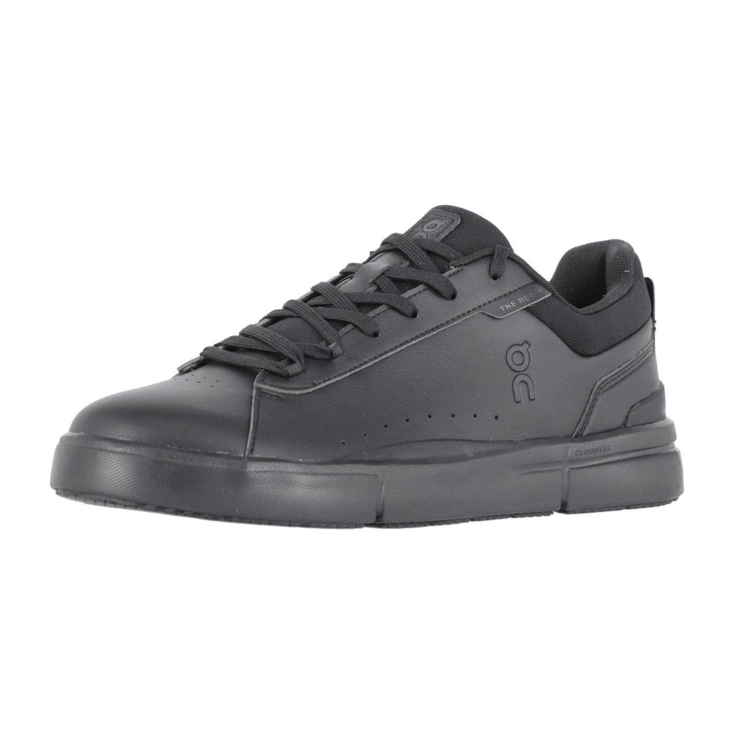 Der ROGER ADVANTAGE von On ist ein schwarzer Low-Top-Sneaker mit Obermaterial aus Glattleder, schwarzen Schnürsenkeln, dezenter Sohlentextur, Schweizer Performance-Technologie, minimalen Nähten und einem kleinen, runden Logo für einen eleganten, modernen Look.