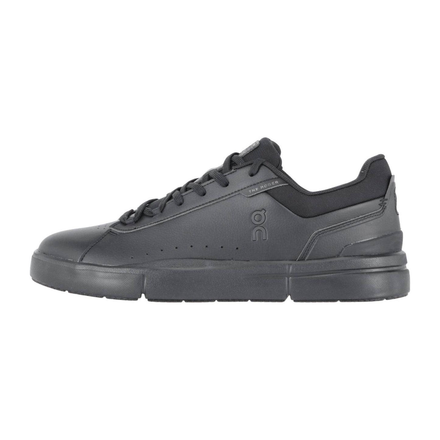 THE ROGER ADVANTAGE von On ist ein schwarzer Low-Top-Sport-Sneaker mit Schweizer Performance-Technologie, Schnürverschluss, dicker Sohle, minimalistischen Details und einem kleinen Logo an der Seite.
