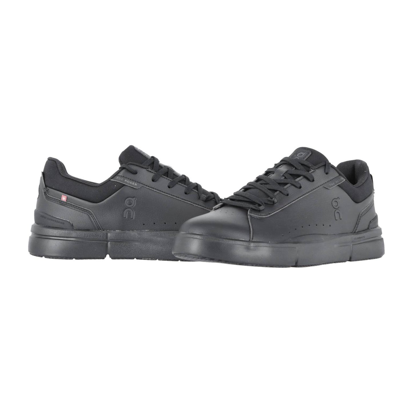 Ein Paar schwarze THE ROGER ADVANTAGE Sneakers von On, mit schwarzen Schnürsenkeln und Sohlen, nebeneinander auf weißem Hintergrund abgebildet. Diese Low-Tops zeichnen sich durch minimales Branding, Schweizer Performance-Technologie und ein schlankes, modernes Design aus.