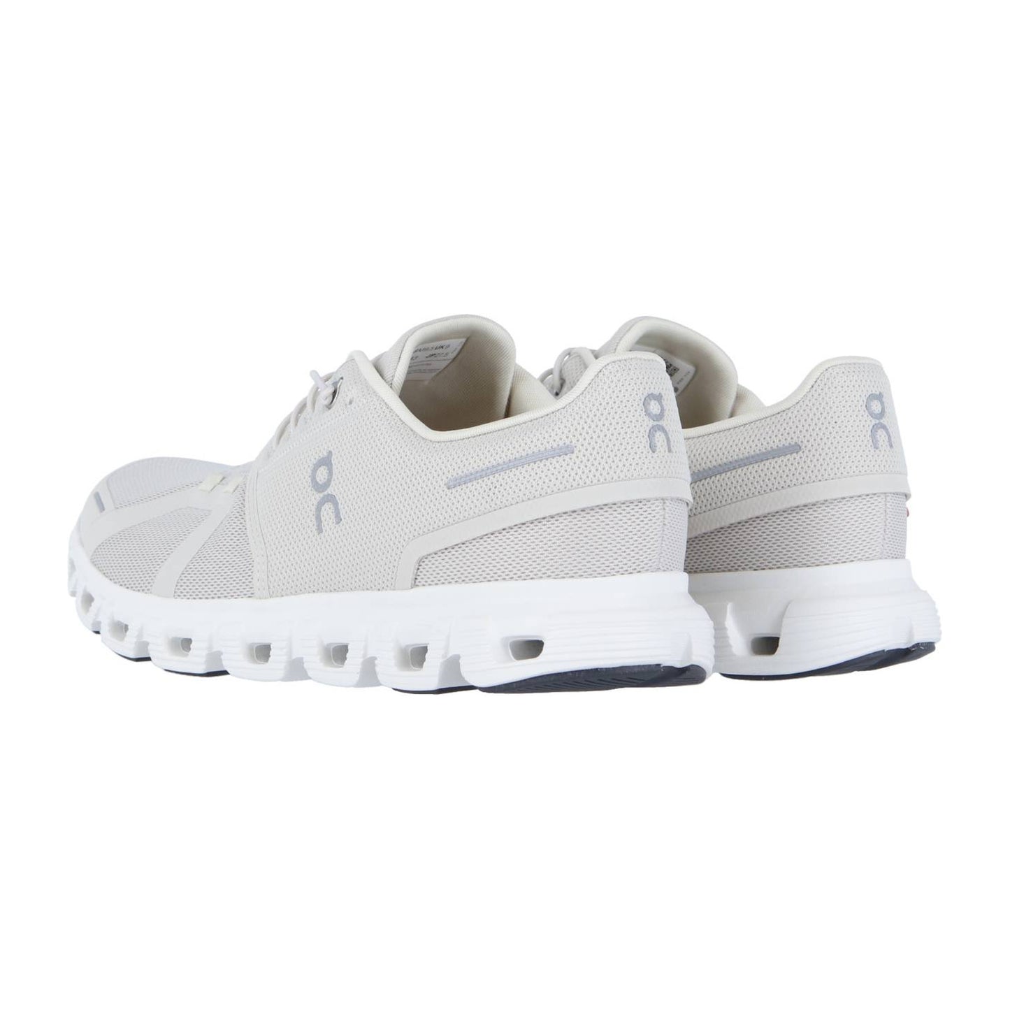 Ein Paar On CLOUD 6 Sport-Sneaker in Hellgrau mit dicker CloudTec-Dämpfung-Sohle und dezentem Logo-Branding, von hinten auf weißem Hintergrund.