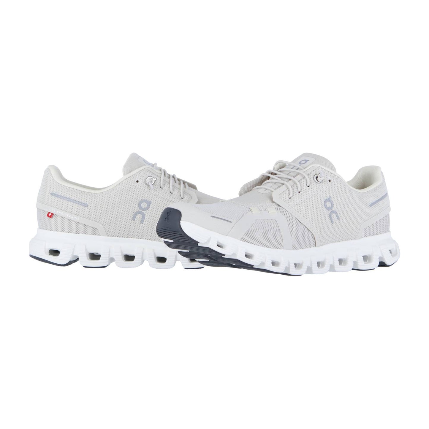 Die On CLOUD 6 Sneakers sind hellgrau mit weißer und schwarzer Sohle, mit Schweizer Ingenieurskunst, einzigartiger CloudTec-Dämpfung für Komfort und dezenten seitlichen Logodetails.