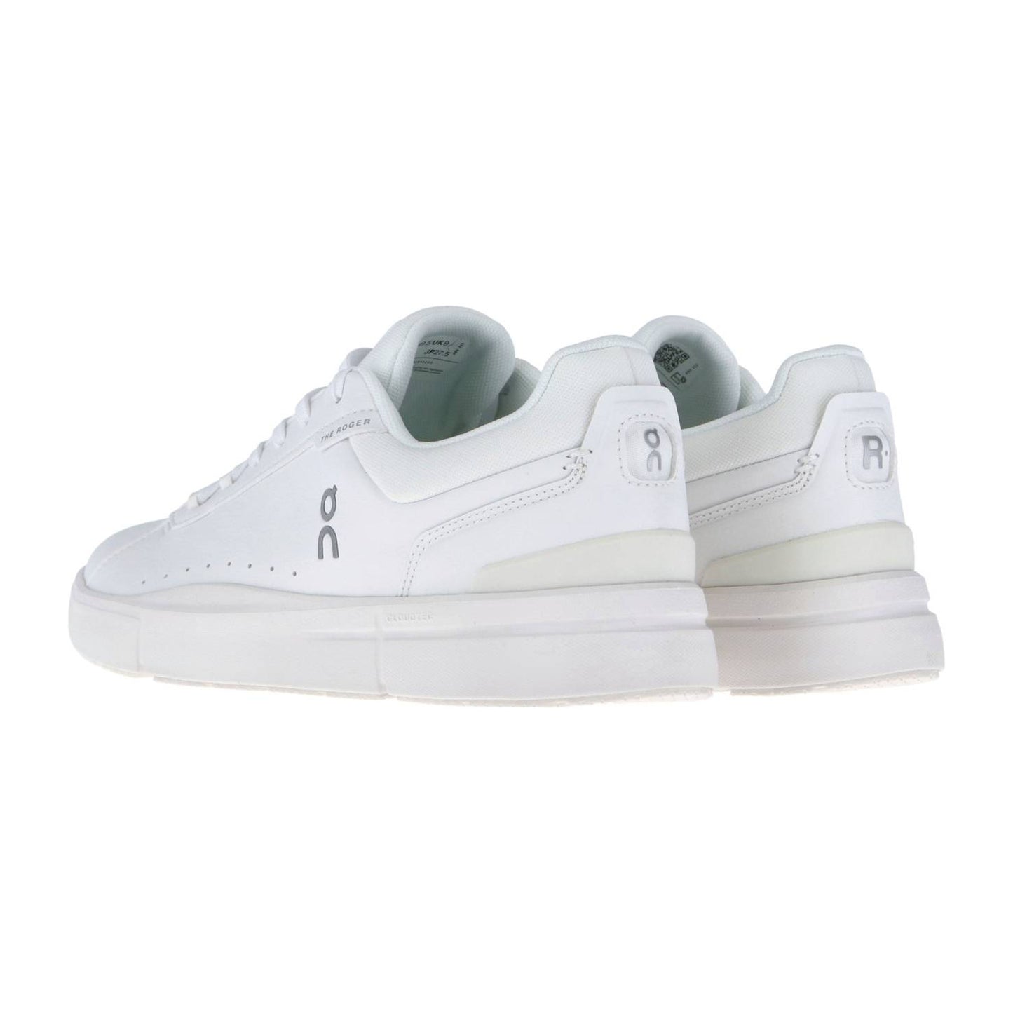 THE ROGER ADVANTAGE von On: weisse Low-Top-Sneakers mit dezentem Branding an der Seite, der Ferse und der Zunge, mit Schweizer Performance-Technologie und einem minimalistischen Design, inspiriert von Roger Federer. Abgebildet auf weißem Hintergrund.