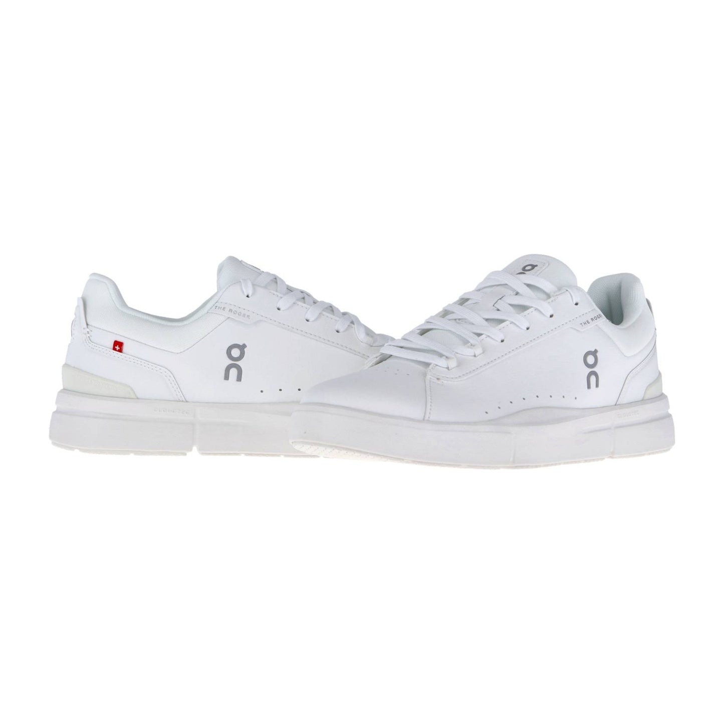 THE ROGER ADVANTAGE von On ist ein Paar weiße Low-Top-Sneaker mit dezenten grauen Akzenten, dem ON-Logo an der Seite, weißen Schnürsenkeln und einer dicken weißen Sohle, inspiriert von Roger Federers minimalistischem Sneaker-Stil.