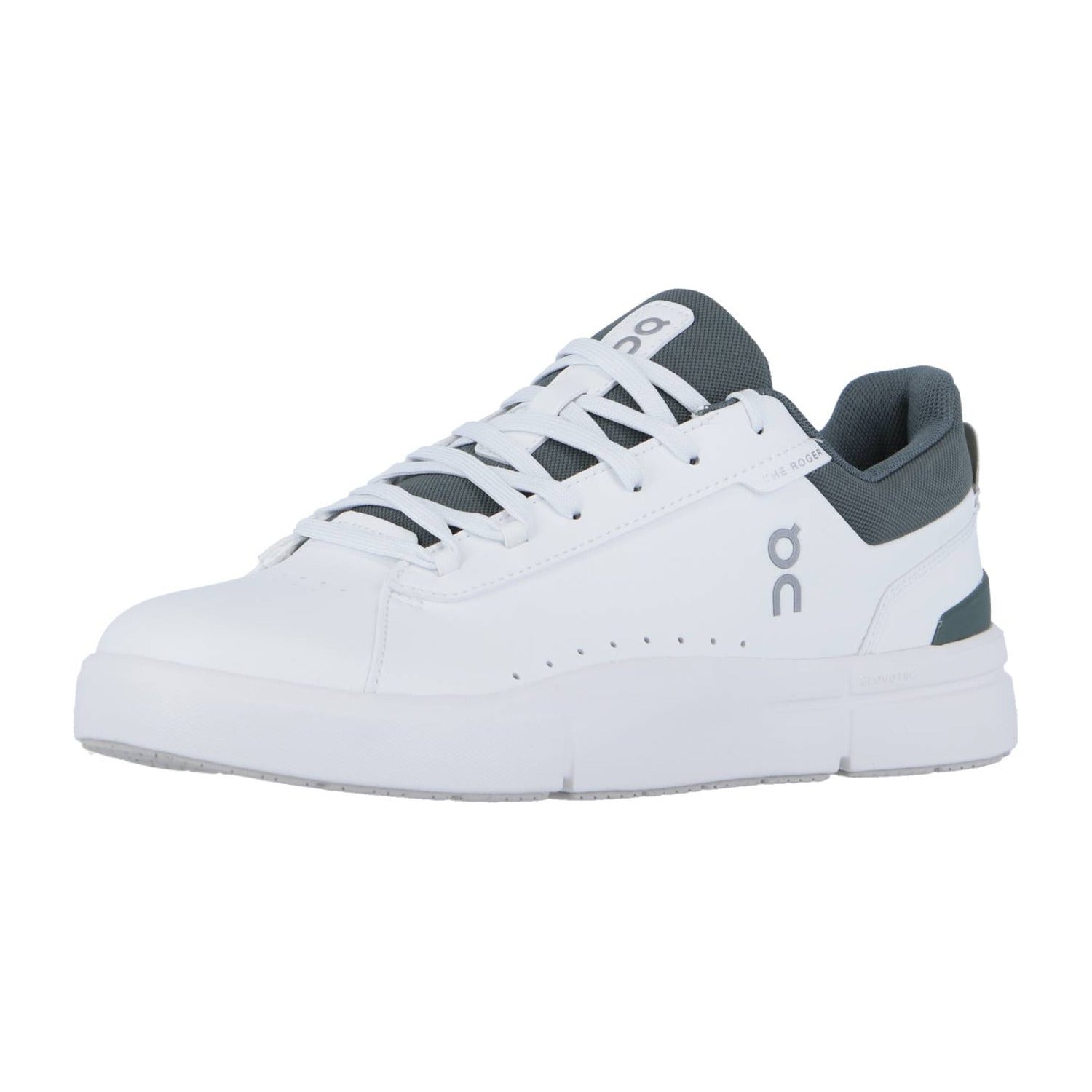 THE ROGER ADVANTAGE von On ist ein weißer Low-Top-Sneaker mit grauen Akzenten, Schnürverschluss und On-Logos an der Seite und auf der Zunge. Er bietet Komfort und Halt, inspiriert von Schweizer Performance-Technologie.