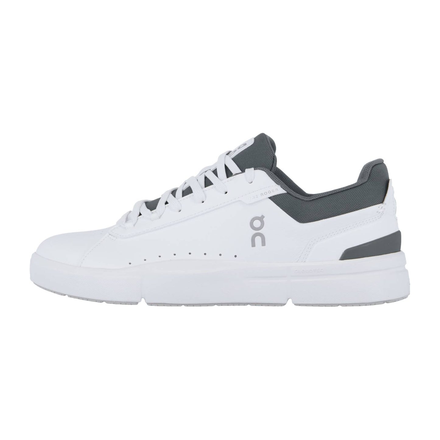 THE ROGER ADVANTAGE von On ist ein weißer, sportlicher Sneaker mit grauen Akzenten, Schnürung, perforierten Seiten und dem On-Logo am Mittelfuß. Inspiriert von Roger Federer und Swiss Performance Tech, verfügt er über eine klobige weiße Sohle für zusätzlichen Halt.