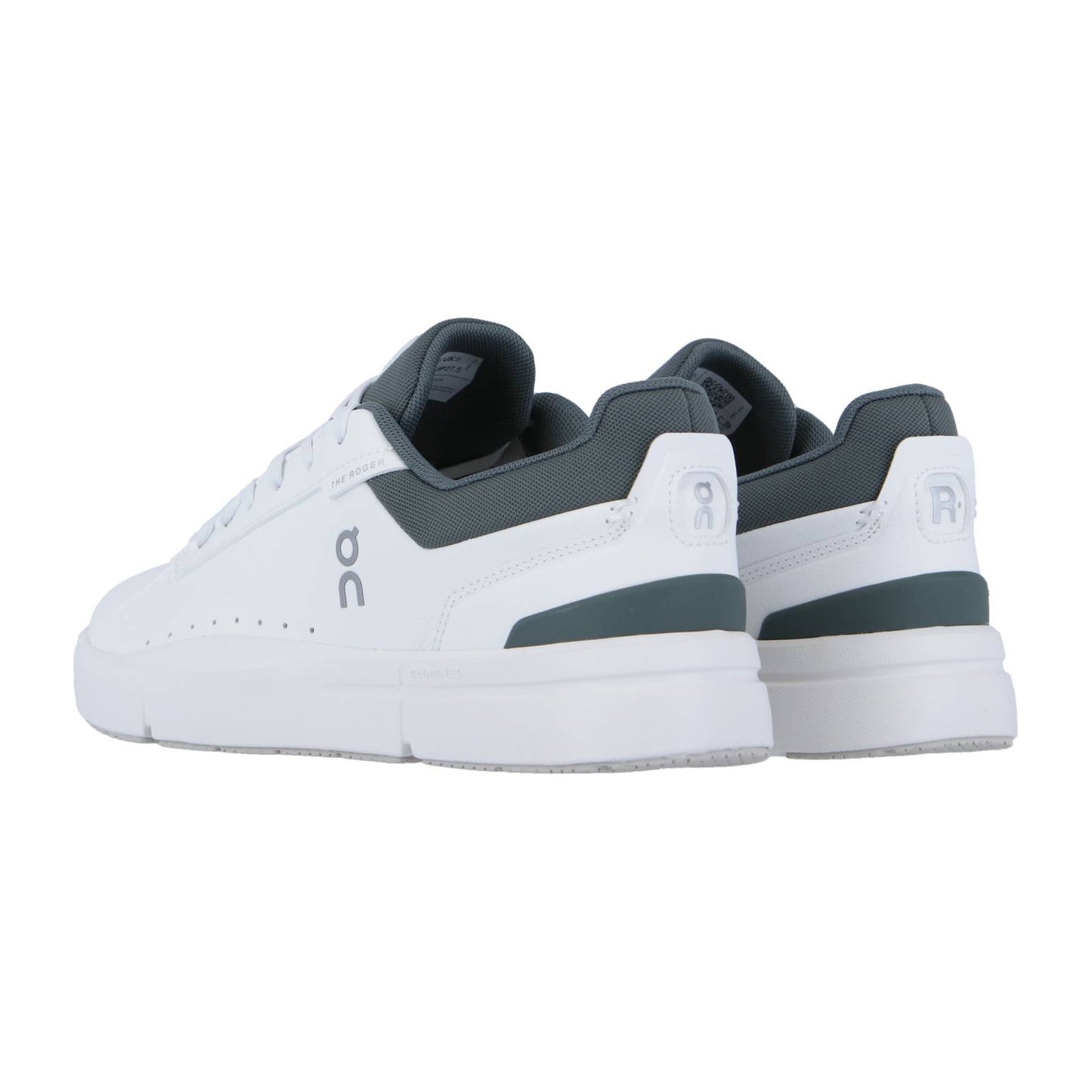Ein Paar weiße On THE ROGER ADVANTAGE Sneakers mit grauen Akzenten, von hinten und von der Seite gesehen. Sie verfügen über ein dezentes Branding, ein minimalistisches Design und Schweizer Performance-Technologie.