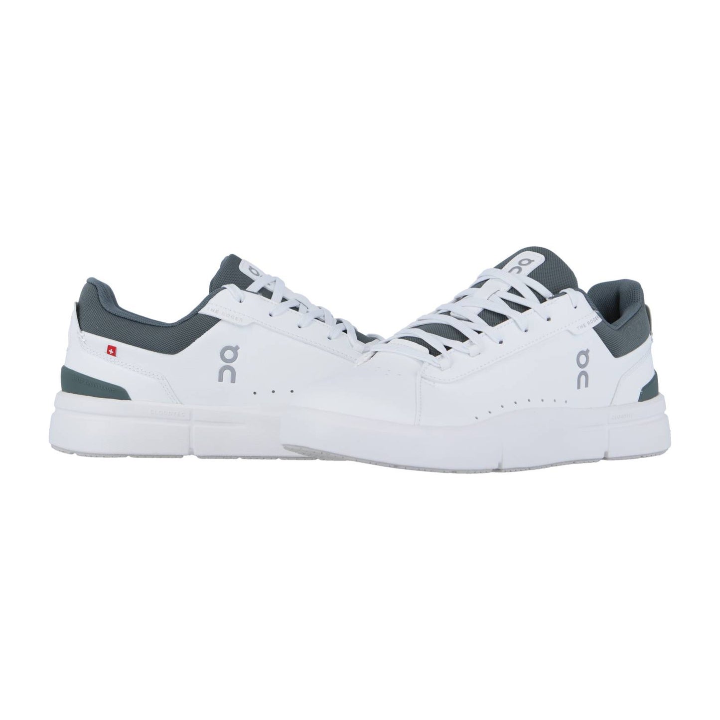 THE ROGER ADVANTAGE von On: weiße, sportliche Sneaker mit dunkelgrauen Akzenten, perforierten Seiten und dem ikonischen Logo - gefertigt mit Schweizer Performance-Technologie für höchsten Tragekomfort - auf weißem Grund.