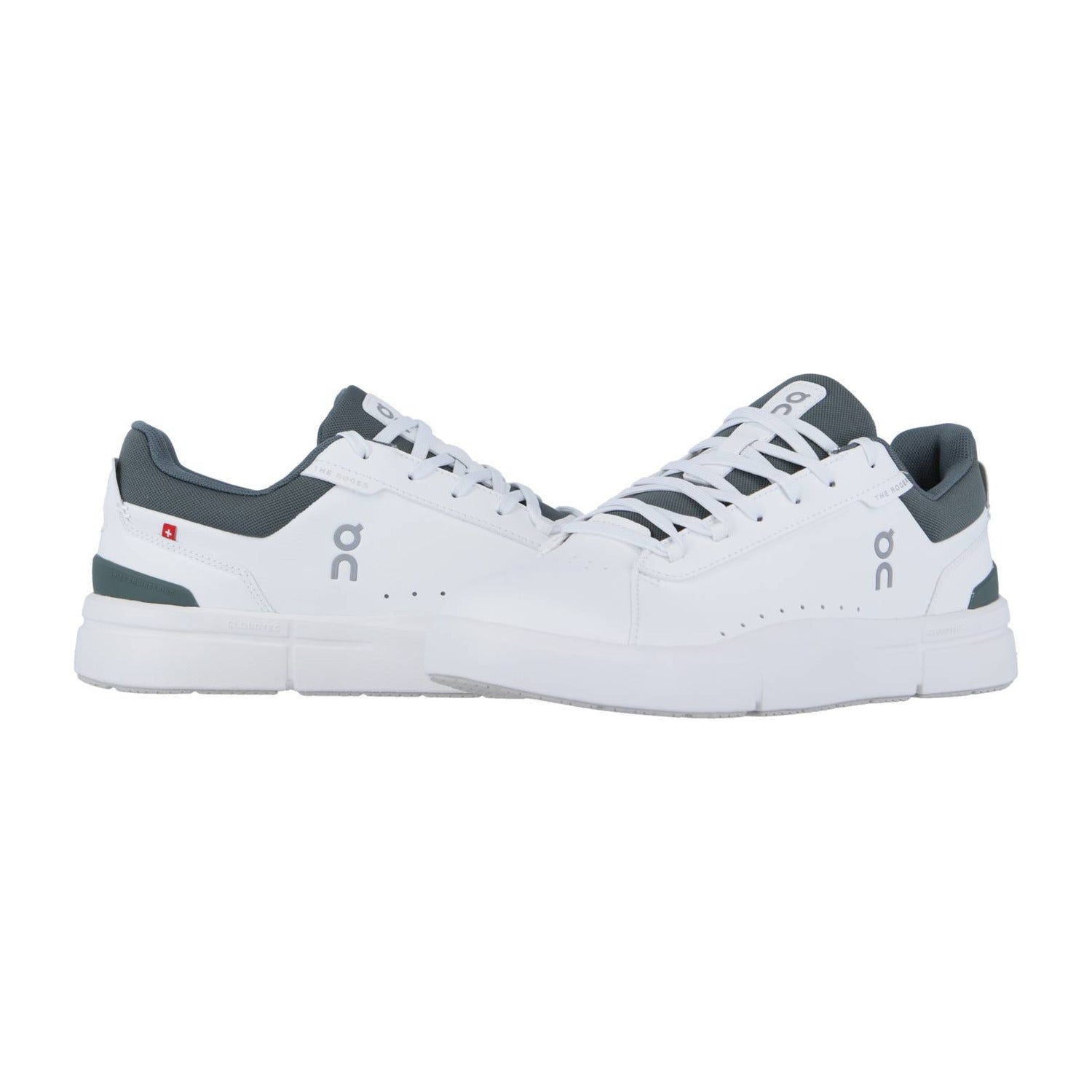 THE ROGER ADVANTAGE von On: weiße, sportliche Sneaker mit dunkelgrauen Akzenten, perforierten Seiten und dem ikonischen Logo - gefertigt mit Schweizer Performance-Technologie für höchsten Tragekomfort - auf weißem Grund.